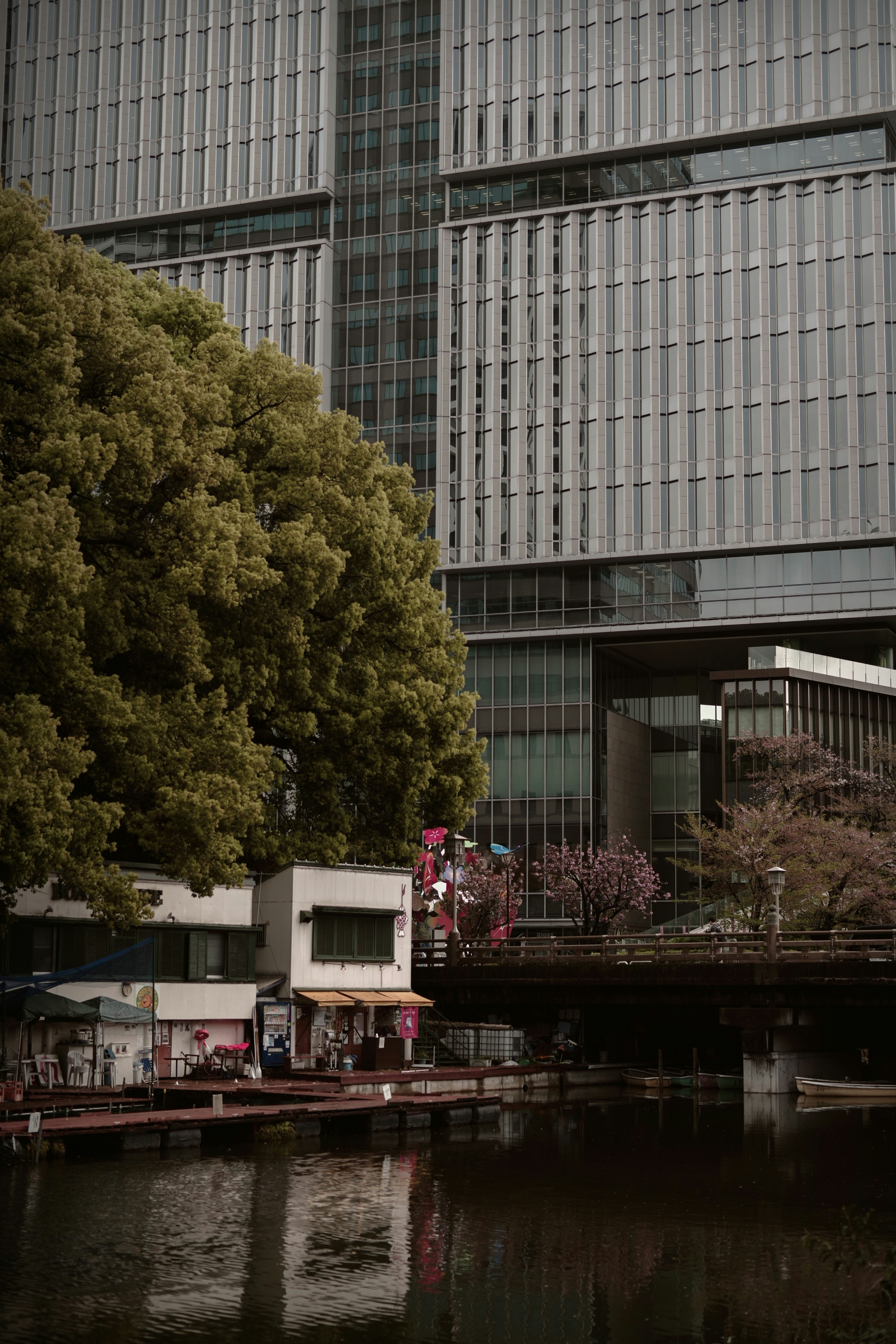 弁慶濠沿いの都市景観と高層ビル群