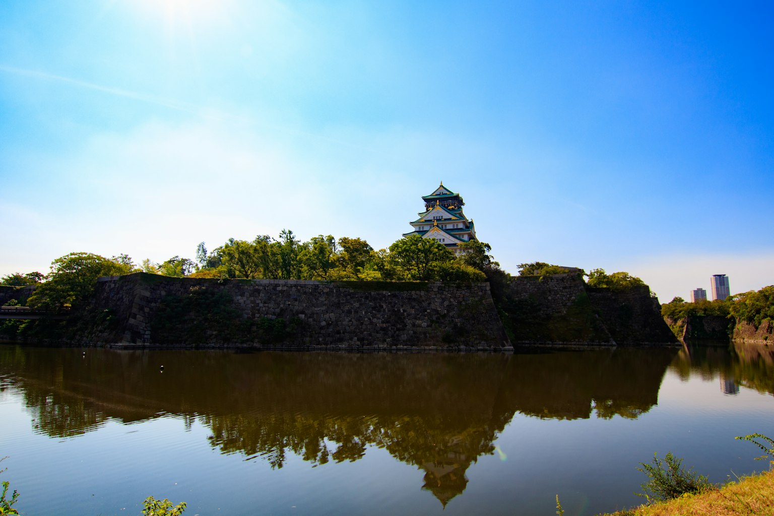 Schloss umgeben von üppigem Grün unter einem schönen blauen Himmel