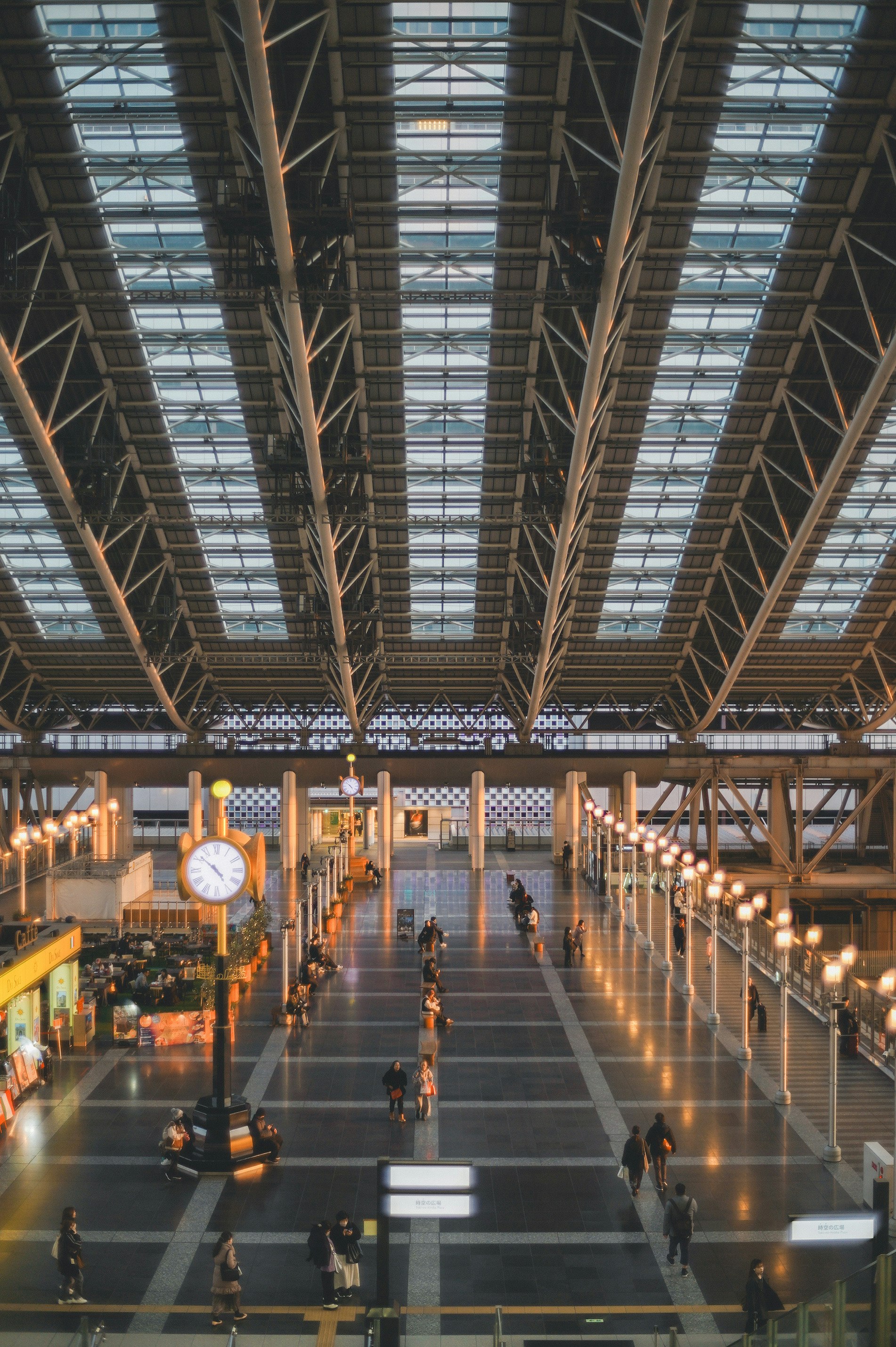 大阪駅の裏の顔を思わせる大空間の駅構内