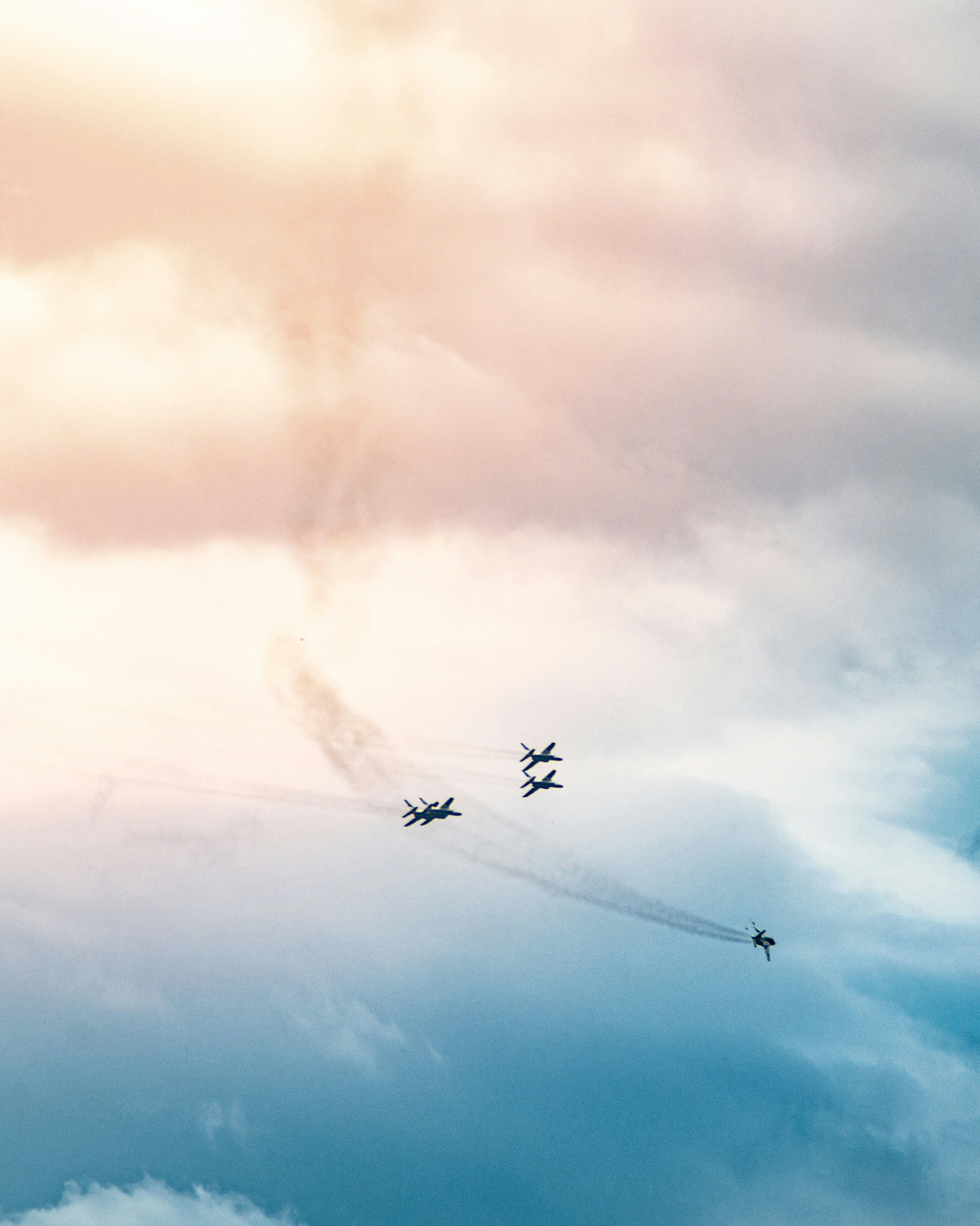 雲の広がる空を飛ぶ戦闘機の編隊