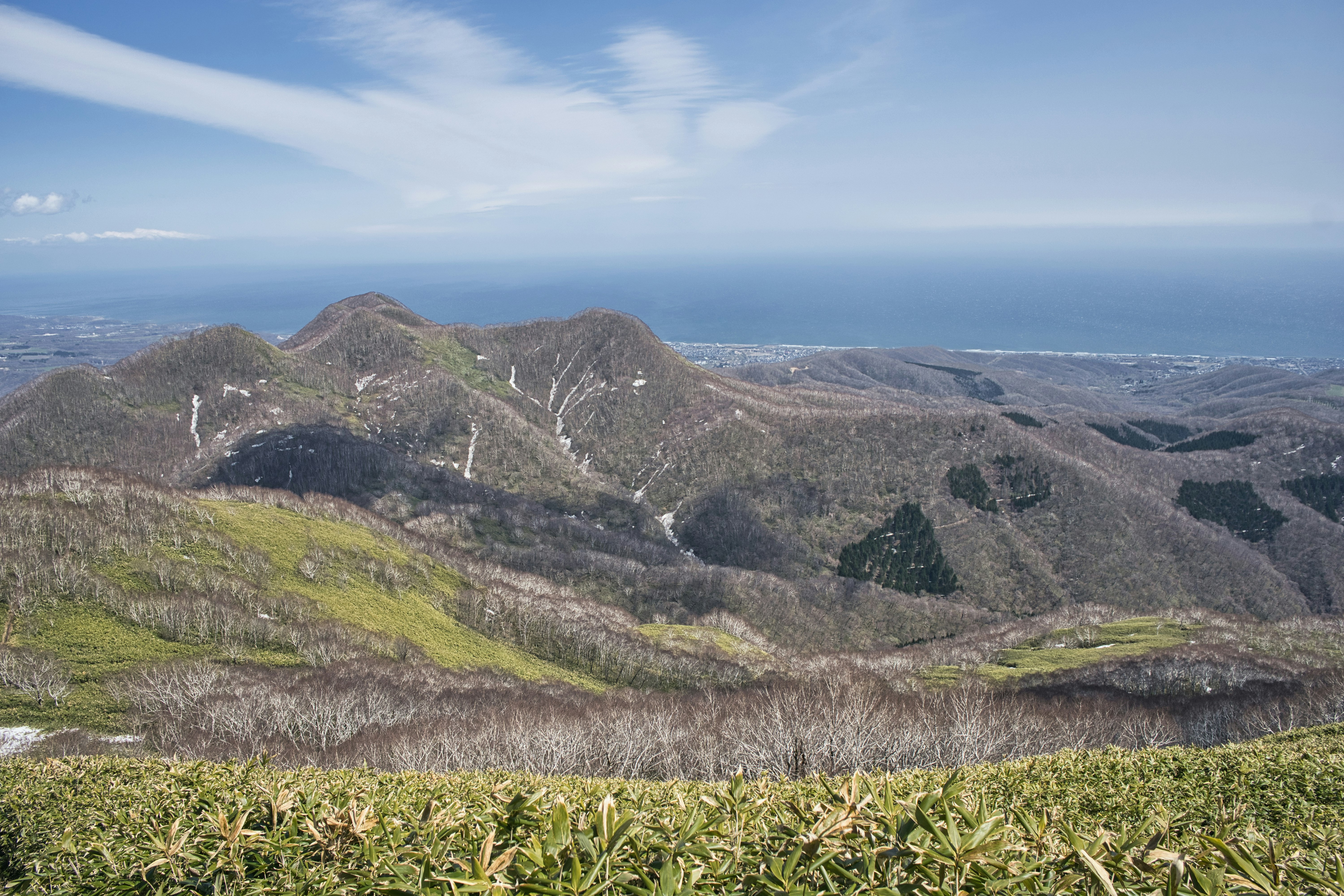 俯瞰大海的山稜與群山