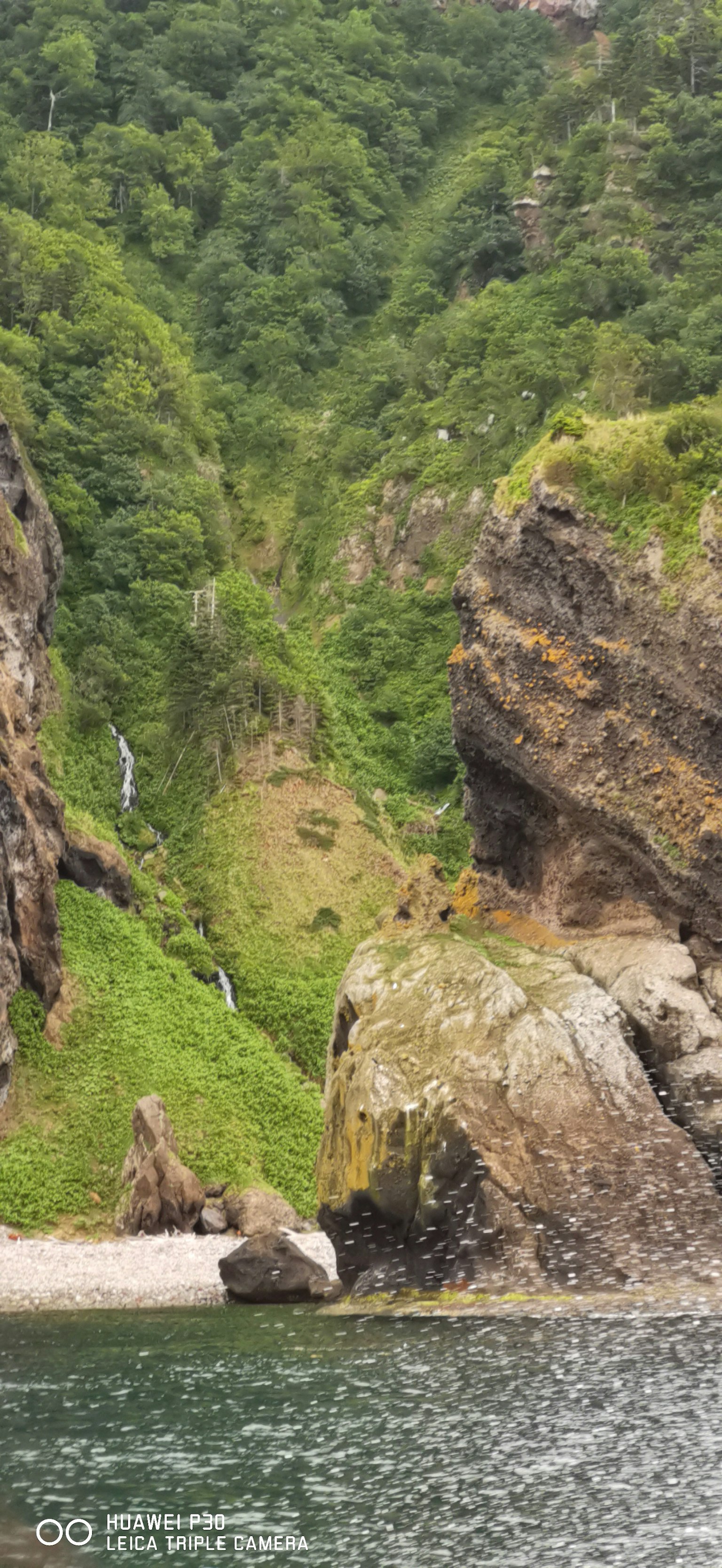 Paysage naturel avec des collines vertes et une côte rocheuse