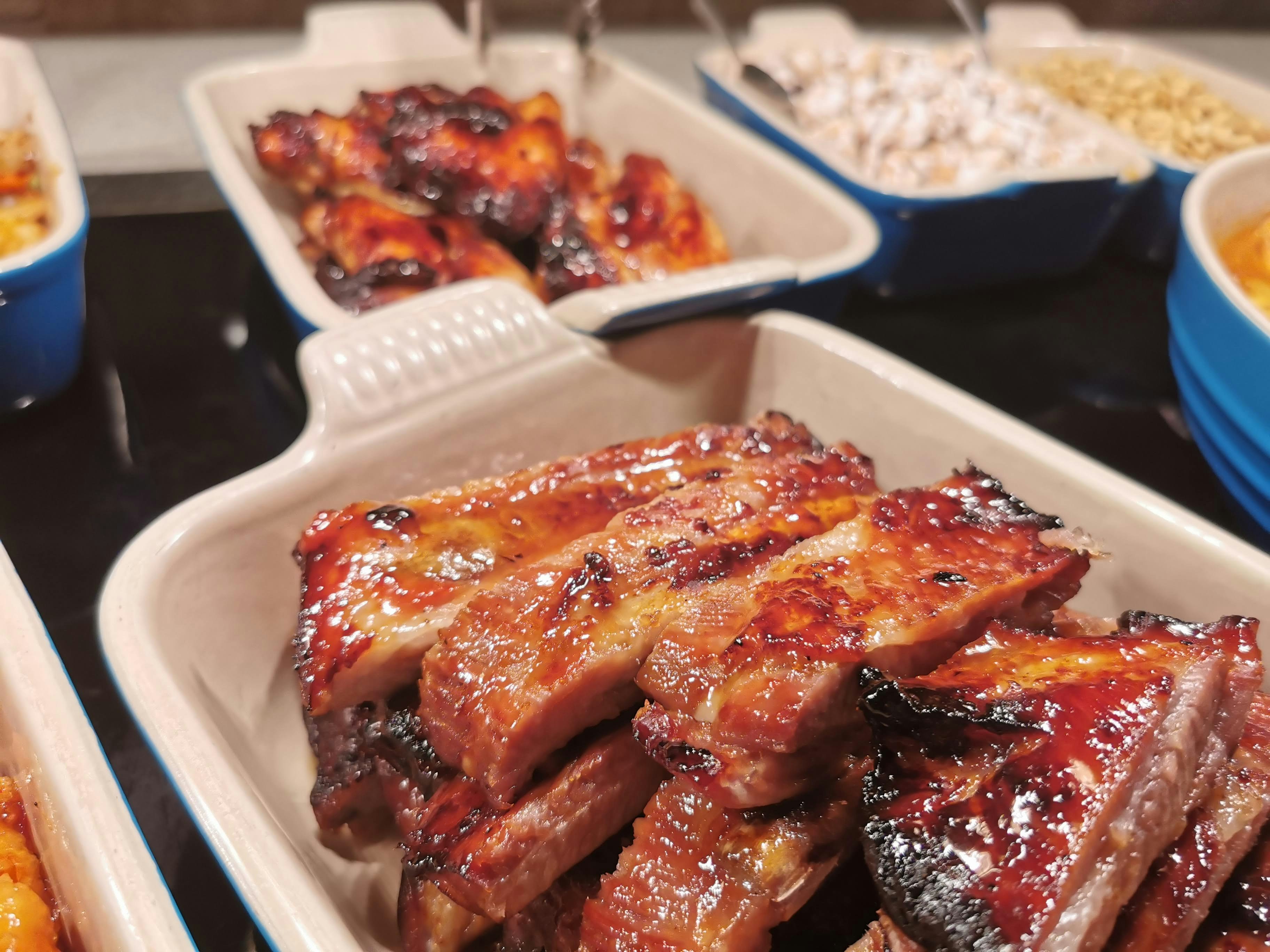 烤肉排骨摆盘与配菜