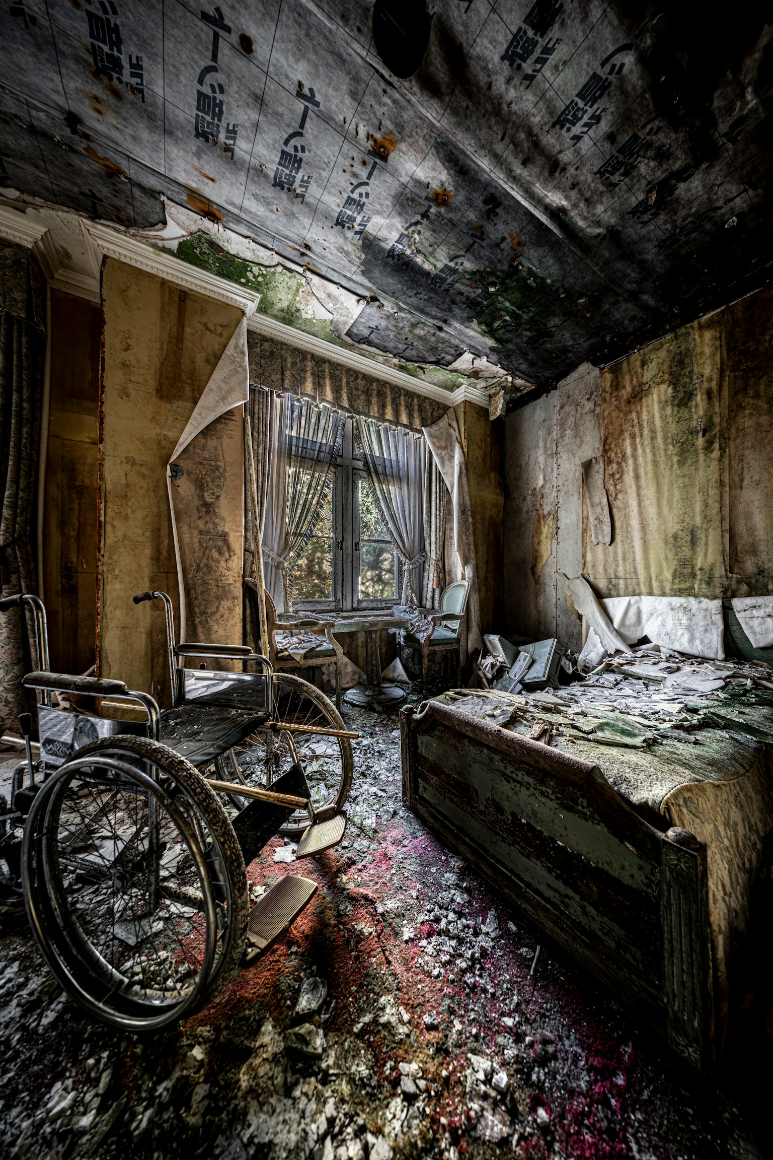 Chambre abandonnée avec un fauteuil roulant et des meubles éparpillés