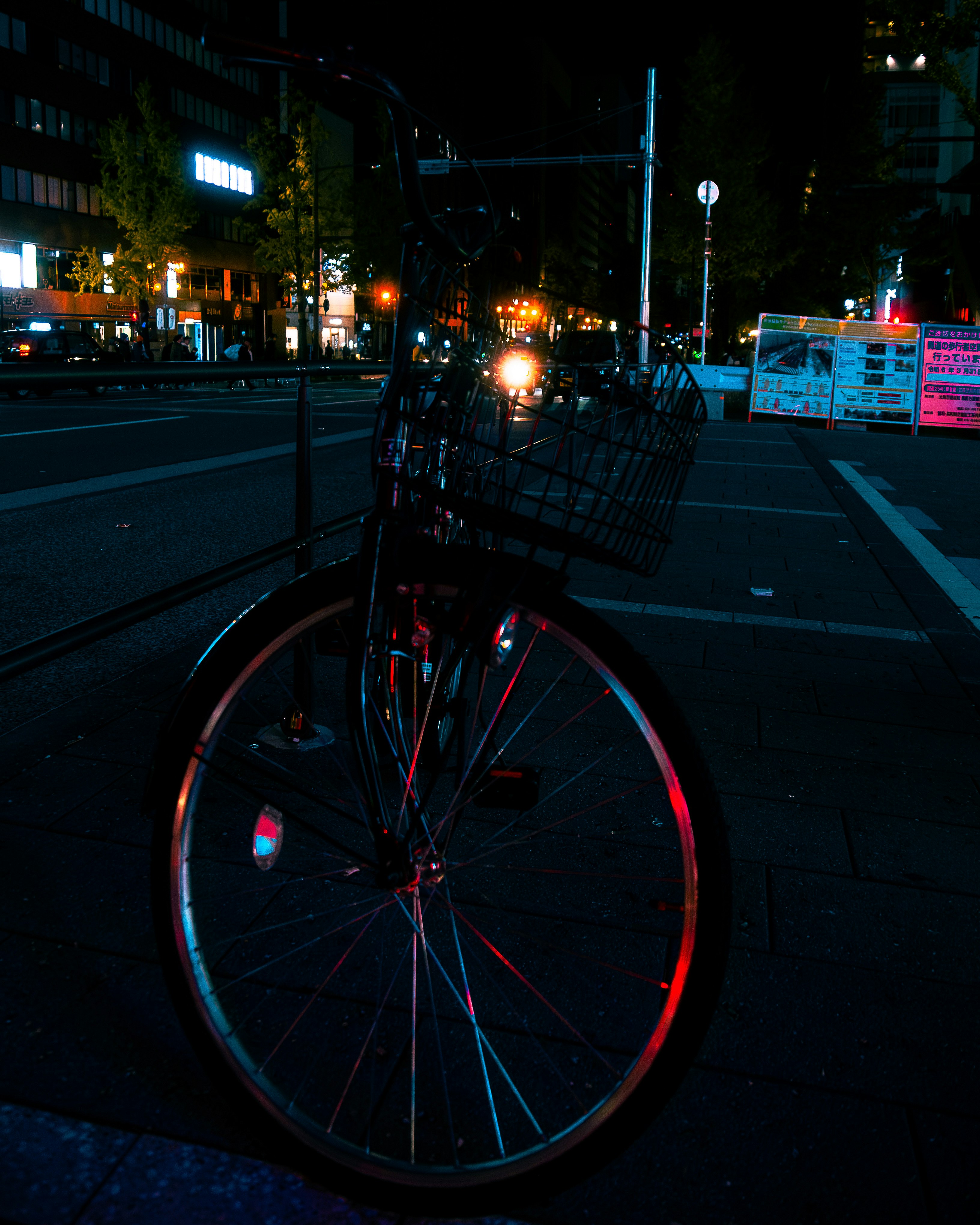 夜の街角で停まる自転車