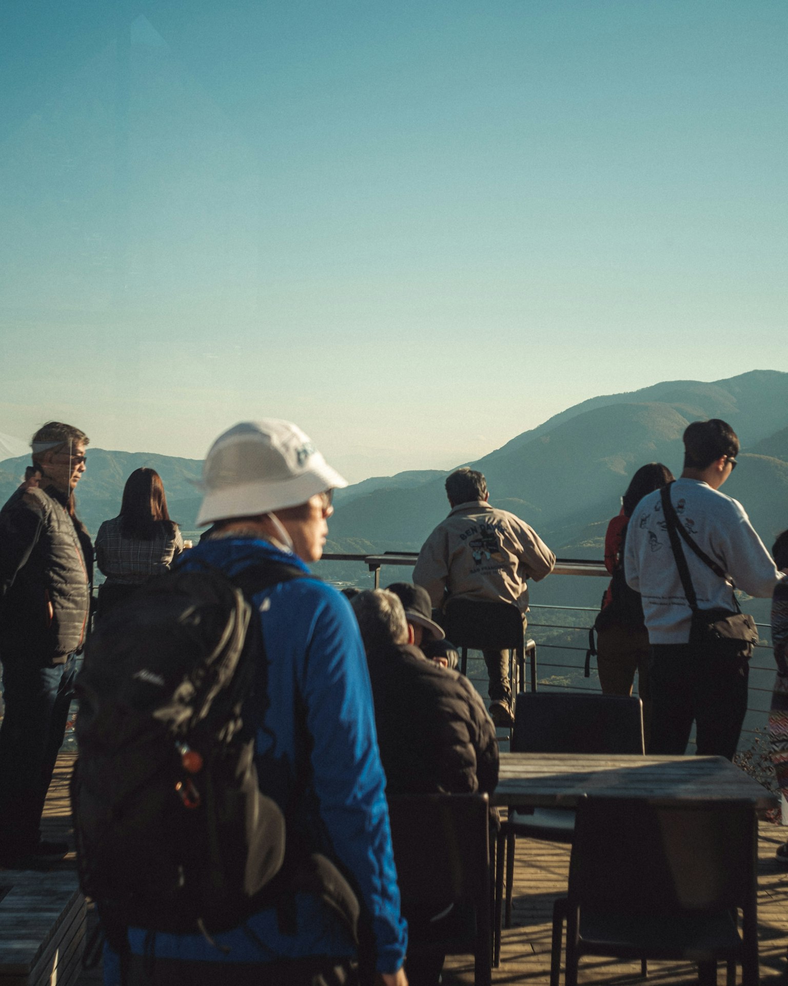 Des touristes observant le paysage montagneux avec des montagnes en arrière-plan