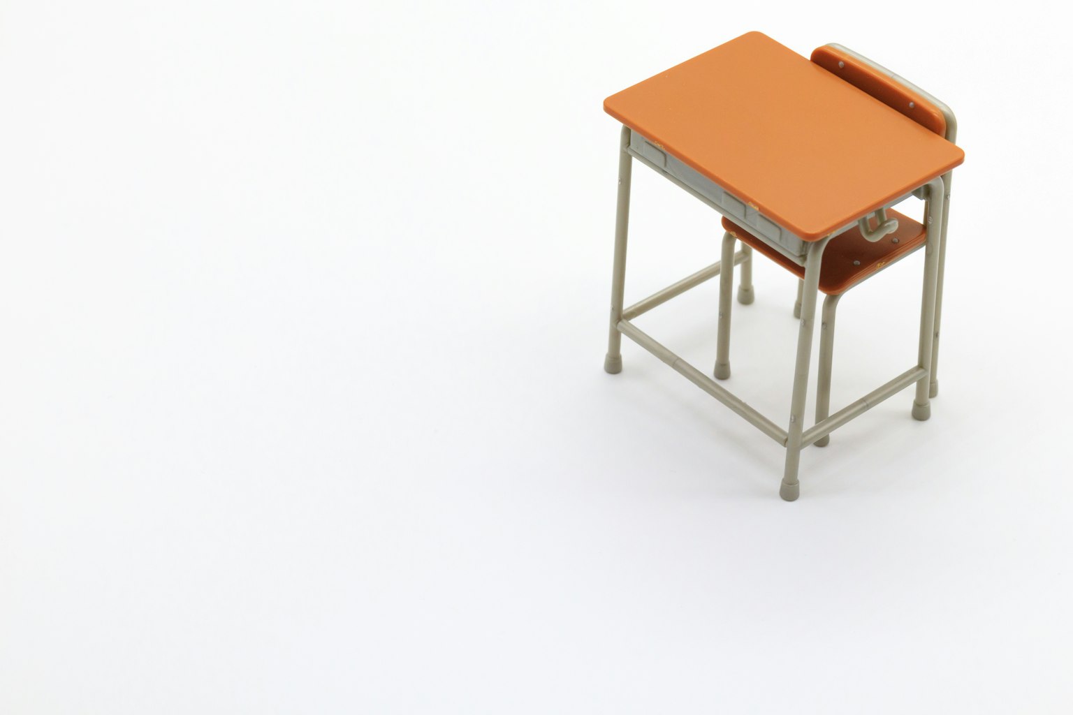 Miniatura di scrivania e sedia con piano arancione