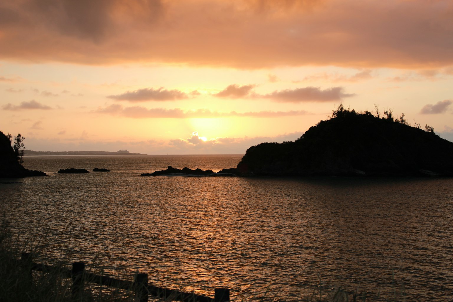 海邊日落景觀，島嶼和寧靜的水面