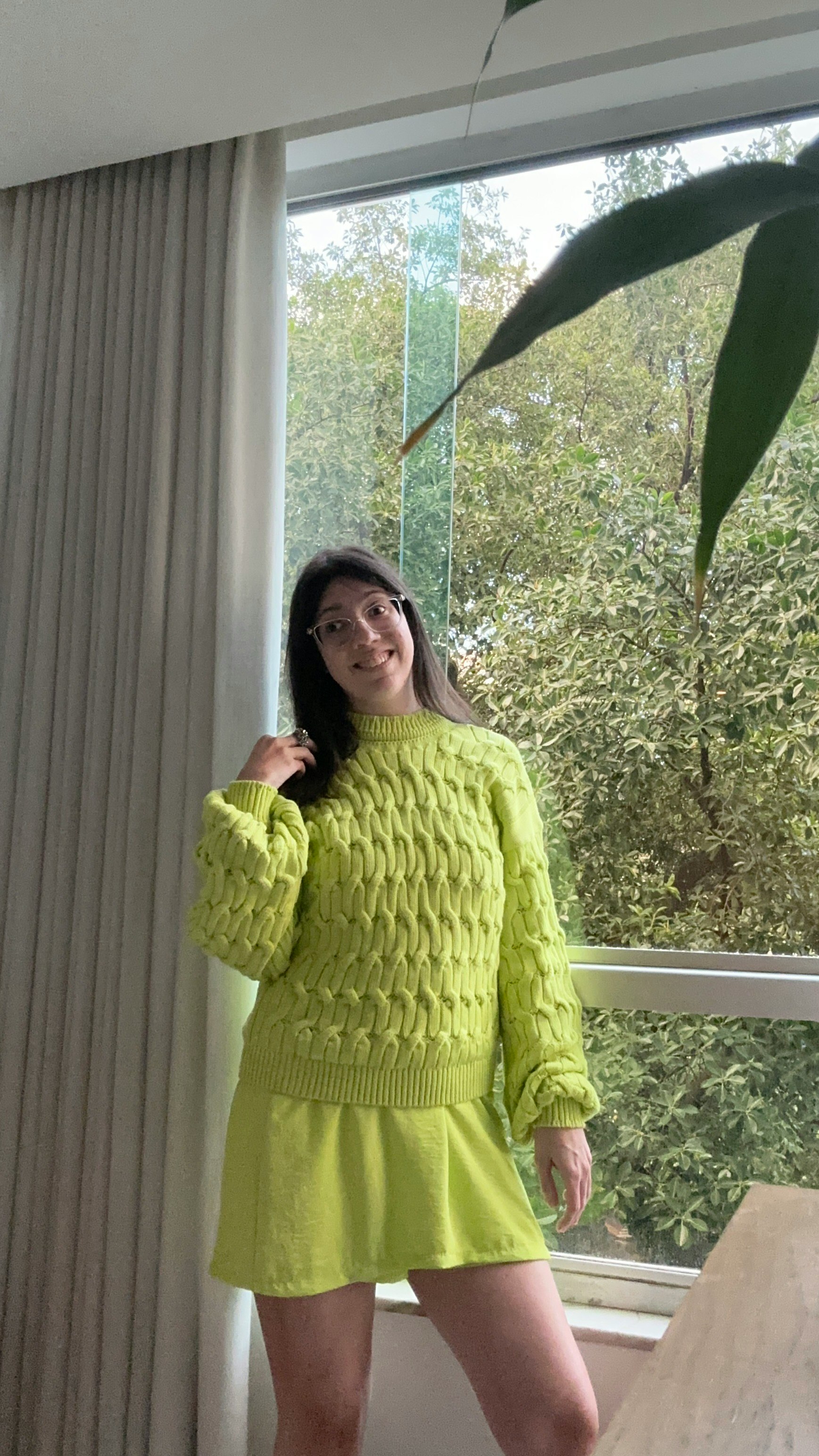 大窗邊微笑的女性肖像