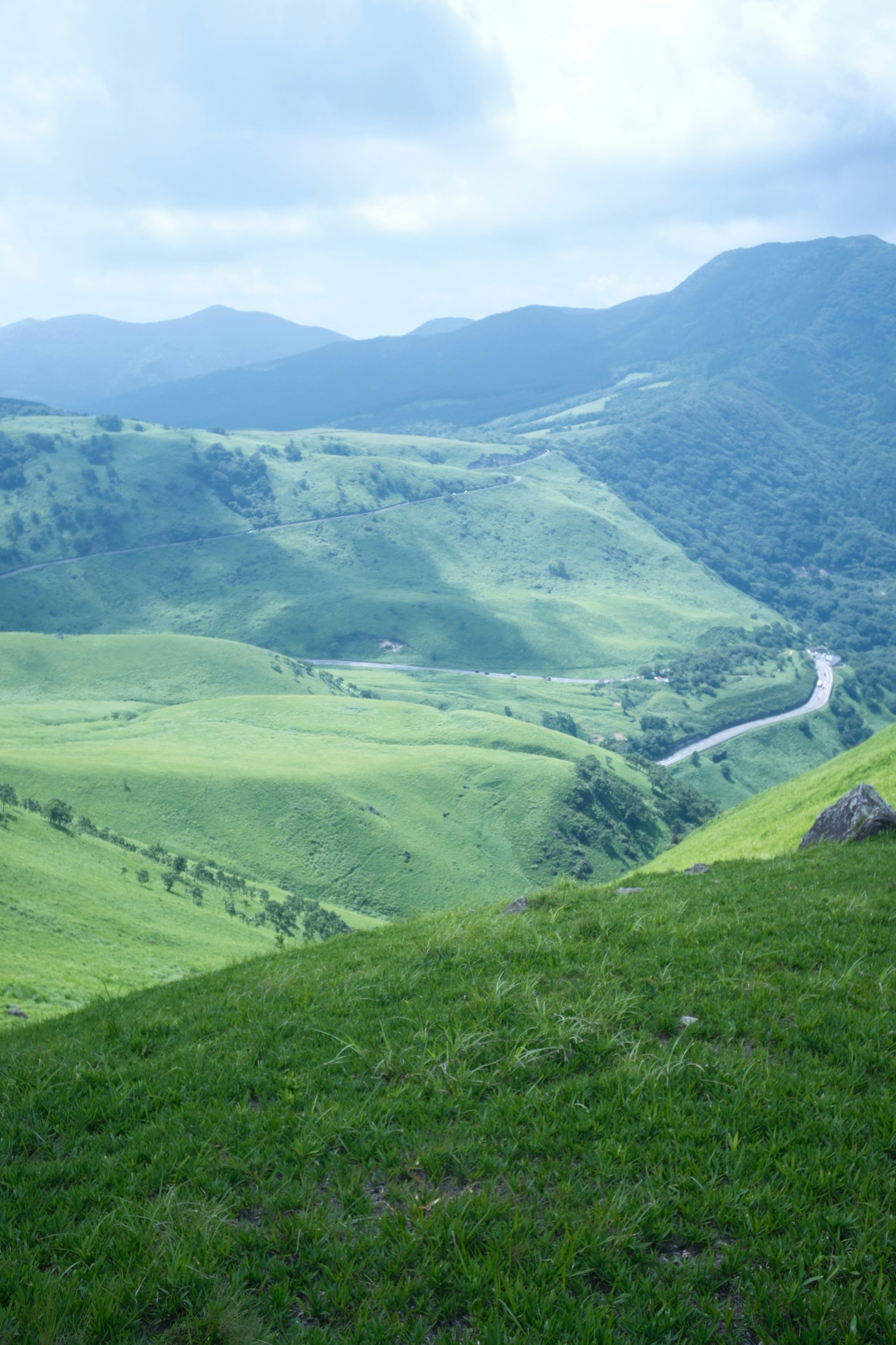 由布岳を望む緑の山並みと谷の風景
