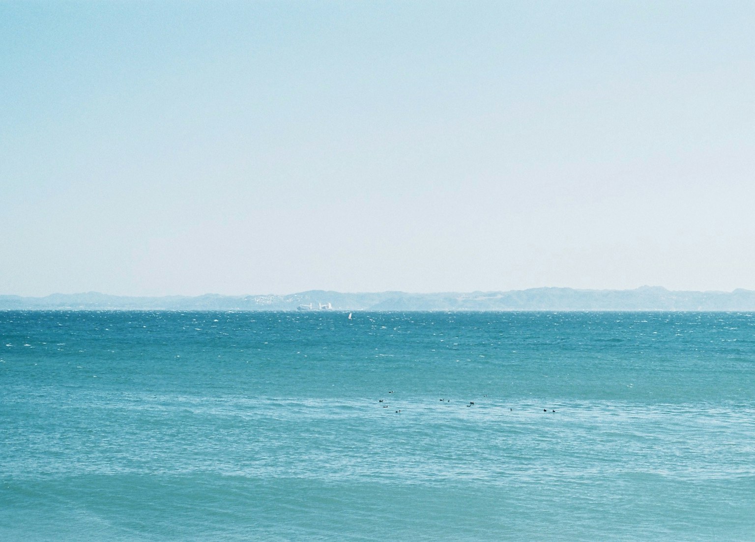 Una vista serena di un oceano blu che incontra un cielo sereno