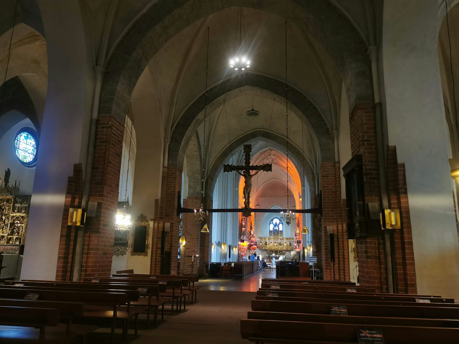 Interno di una chiesa con soffitti a volta e finestre istoriate