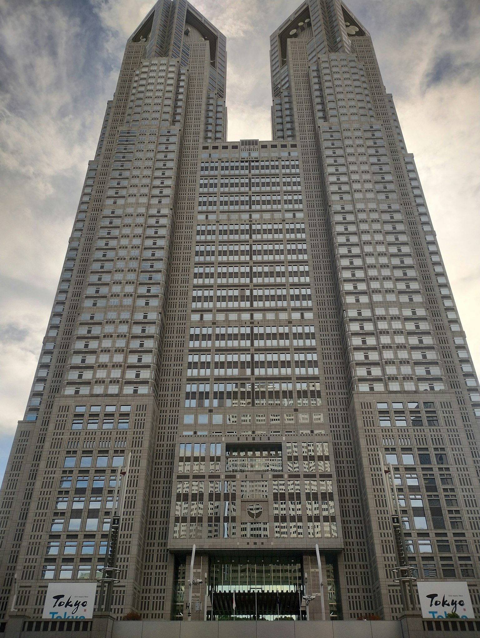 Edificio del gobierno metropolitano de Tokio con torres gemelas y arquitectura moderna