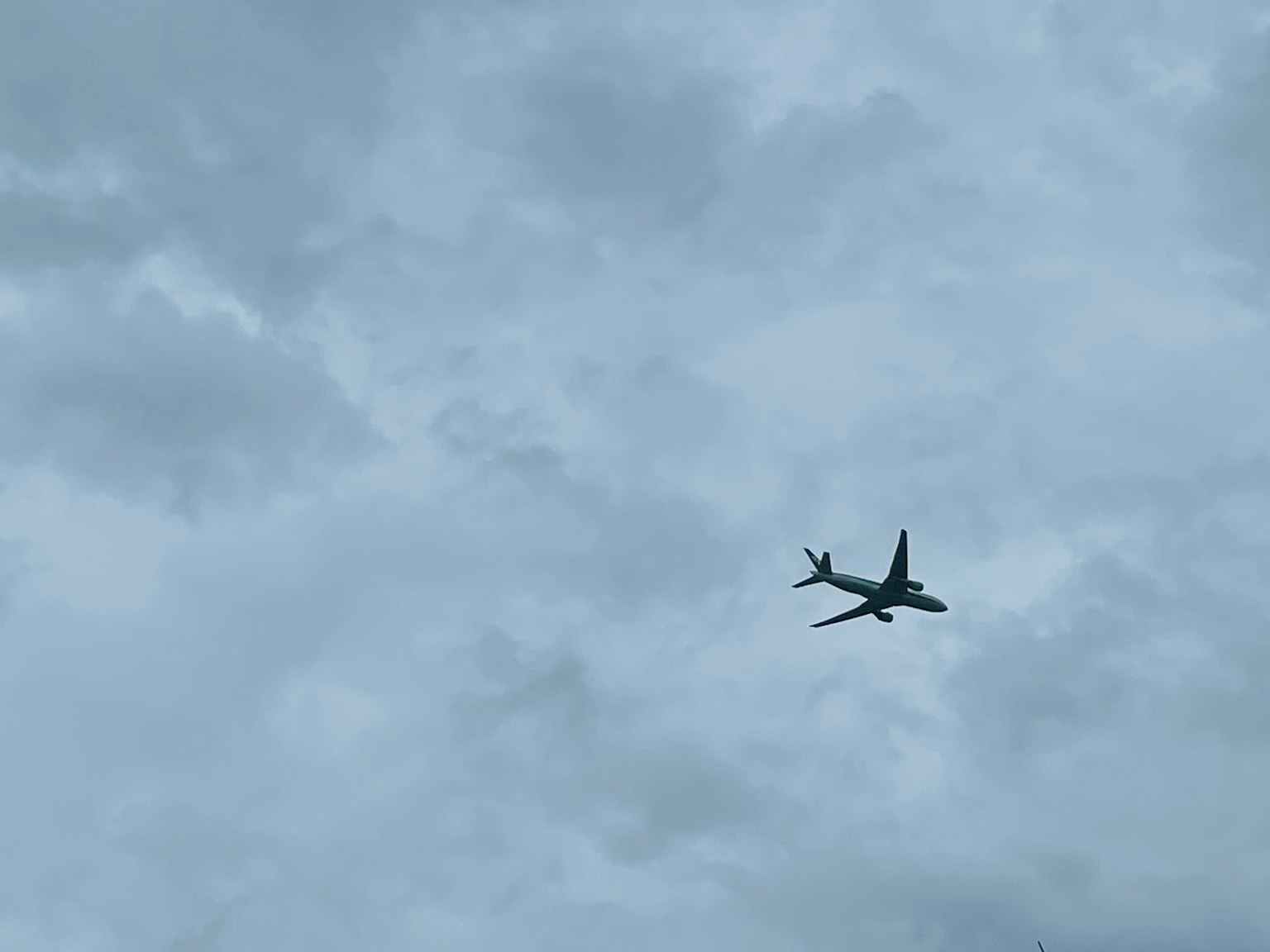 Pesawat terbang di langit berawan