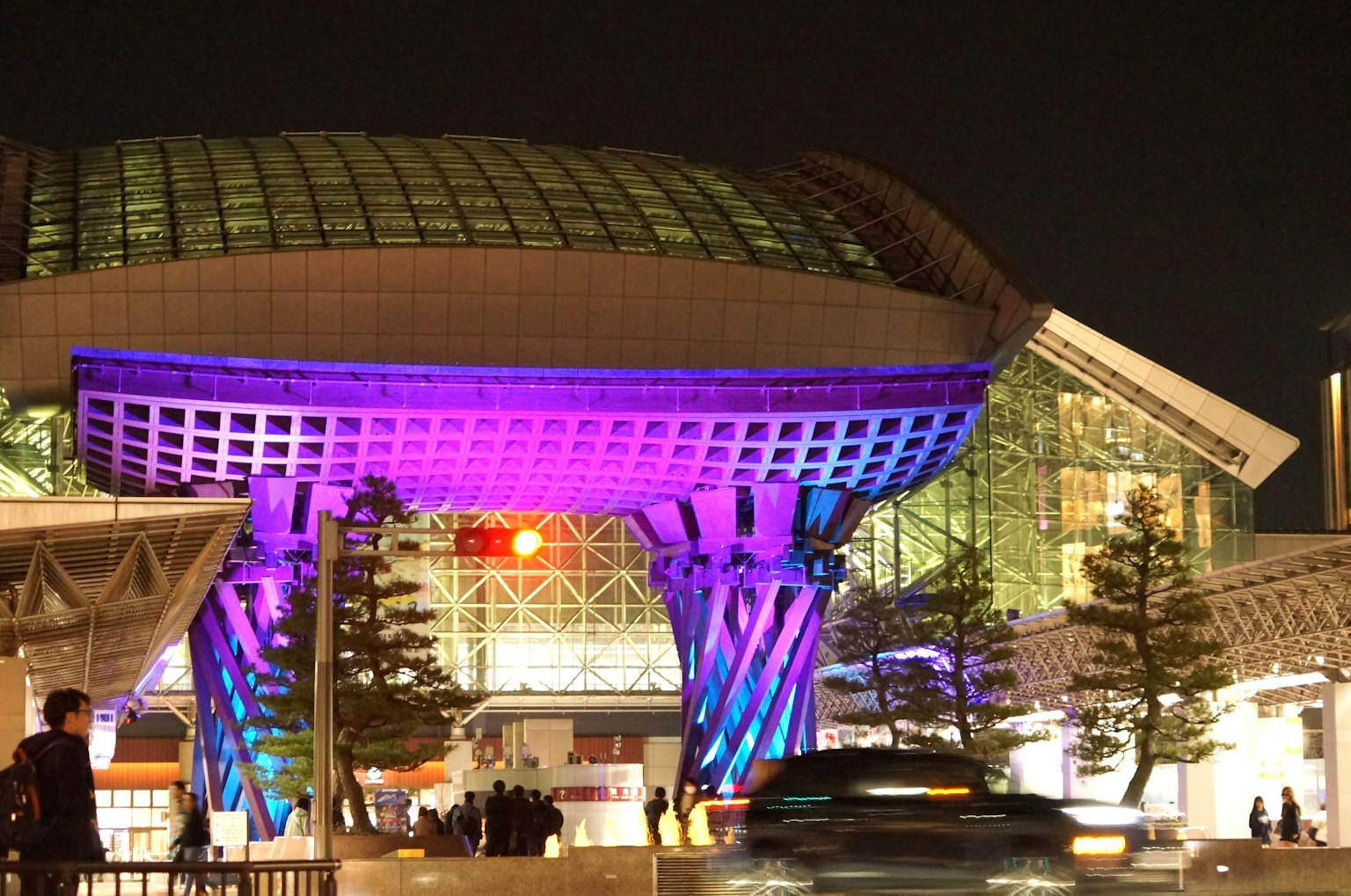 Estructura arquitectónica moderna iluminada de noche