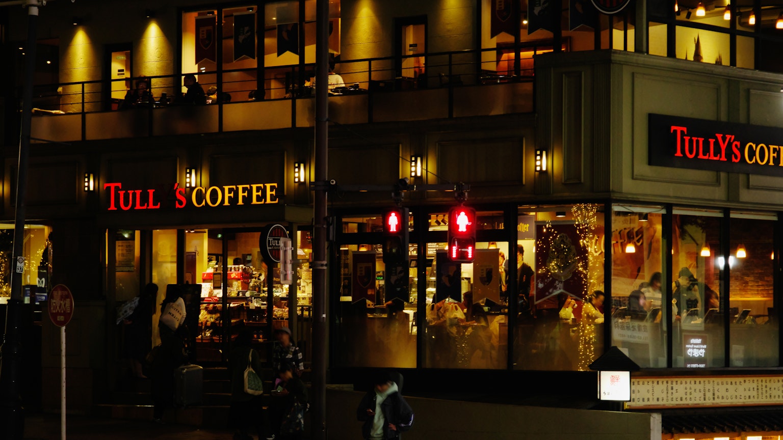 Tully's Coffee夜间外观明亮的灯光和窗户装饰
