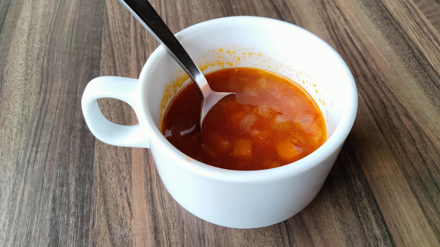 Soupe dans une tasse blanche avec une cuillère
