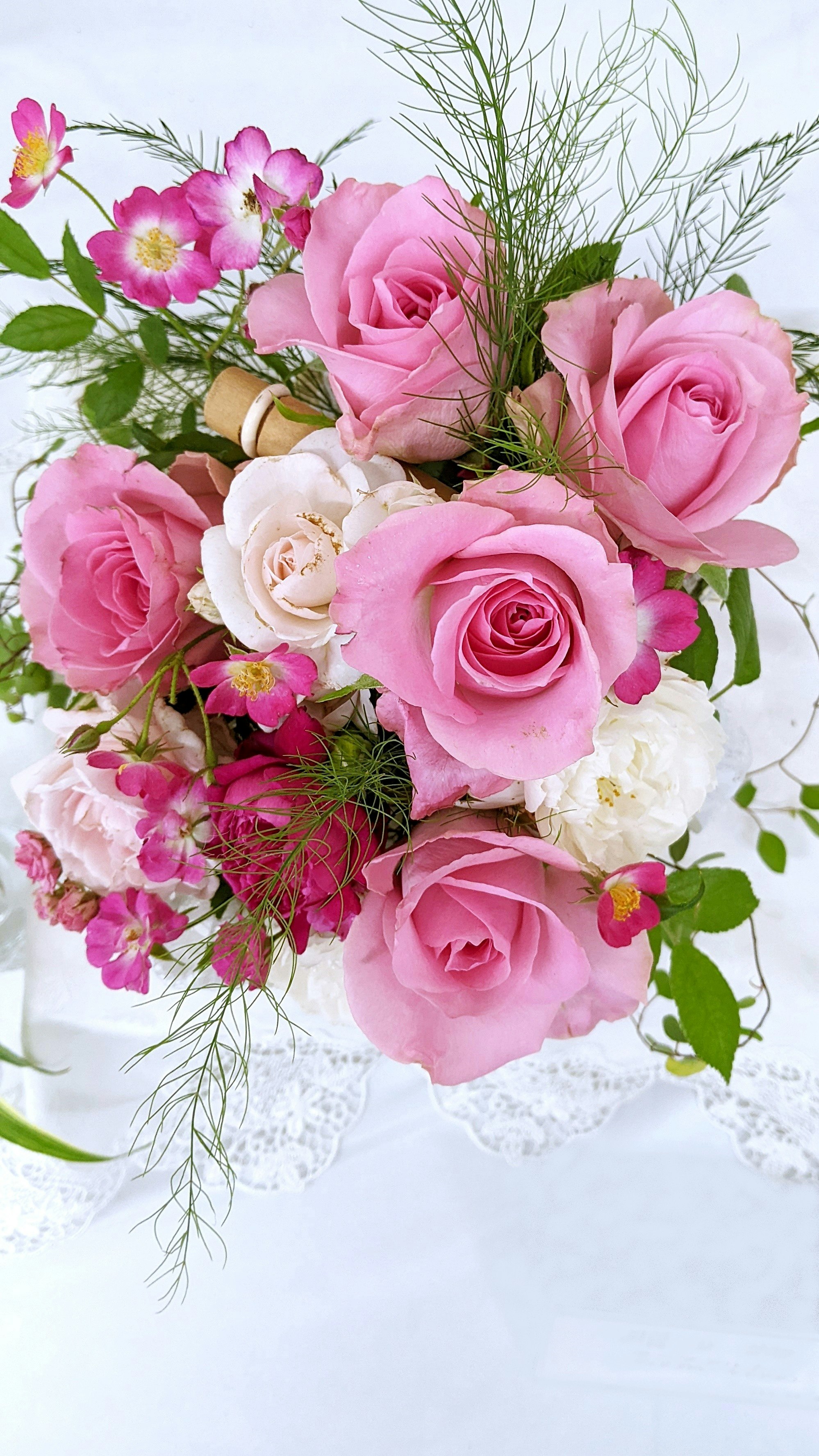 Composizione di rose rosa con fiori misti