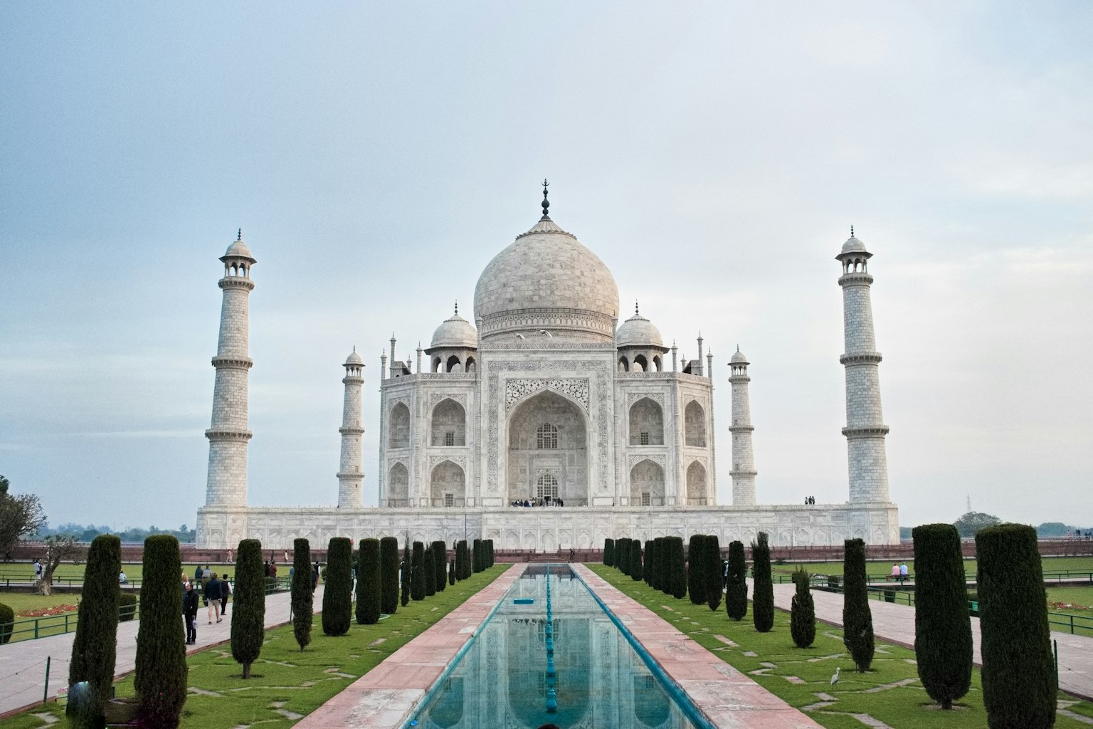 Taj Mahal mit schöner weißer Marmorstruktur und umliegenden Gärten