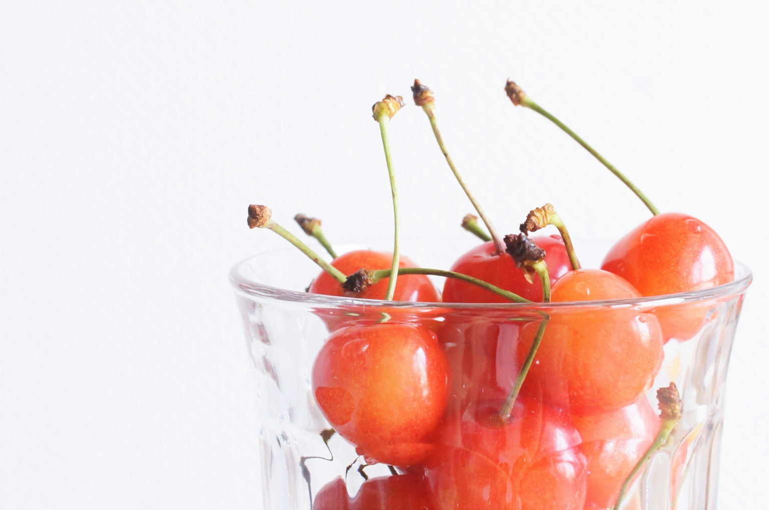Lebendige rote Kirschen in einem klaren Glas