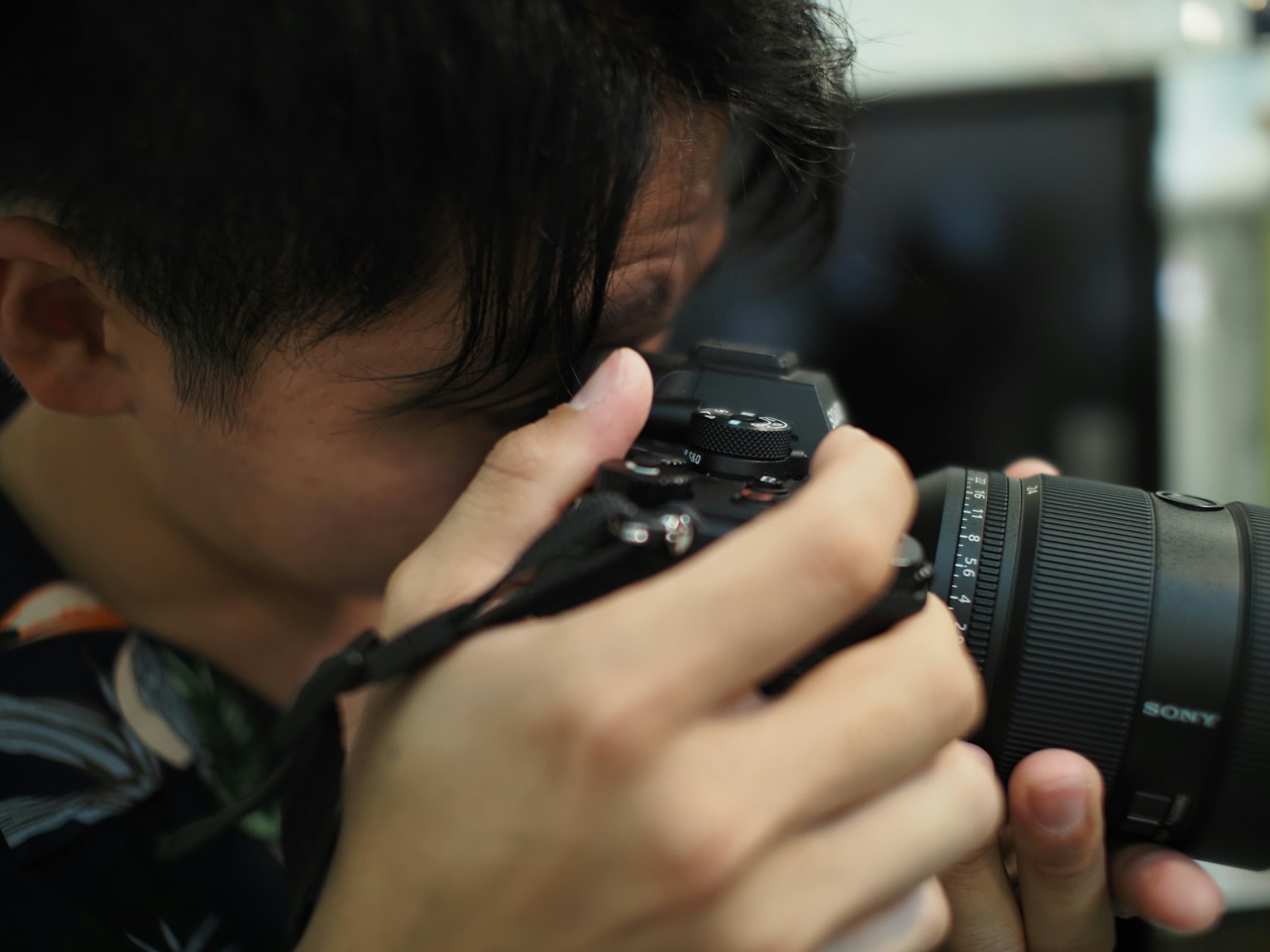 카메라를 들고 있는 젊은 남성의 클로즈업