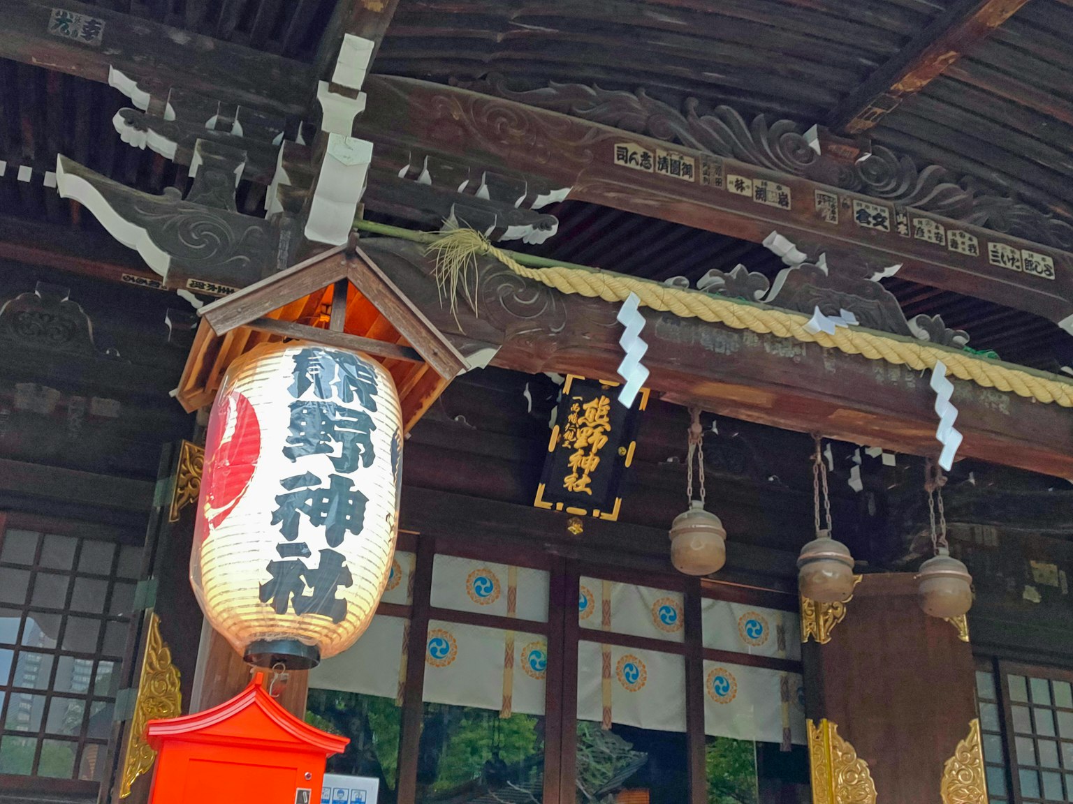 Historisches Gebäude des Kumano-Schreins mit Laterne und dekorativen Elementen