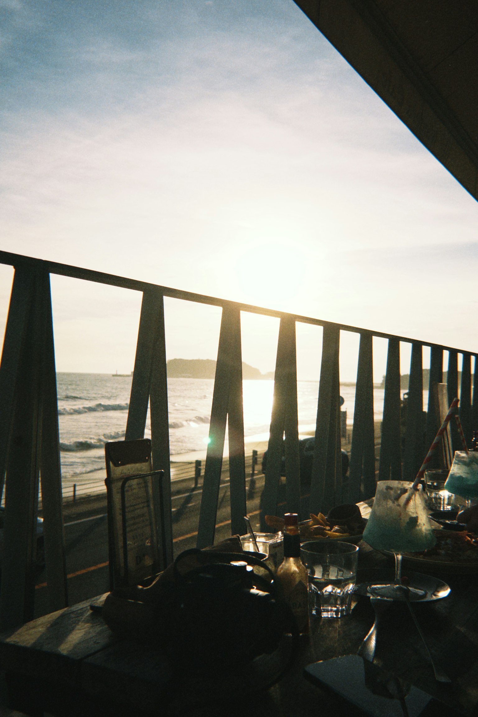 Terrassenansicht mit Ozean und Sonnenuntergang im Hintergrund