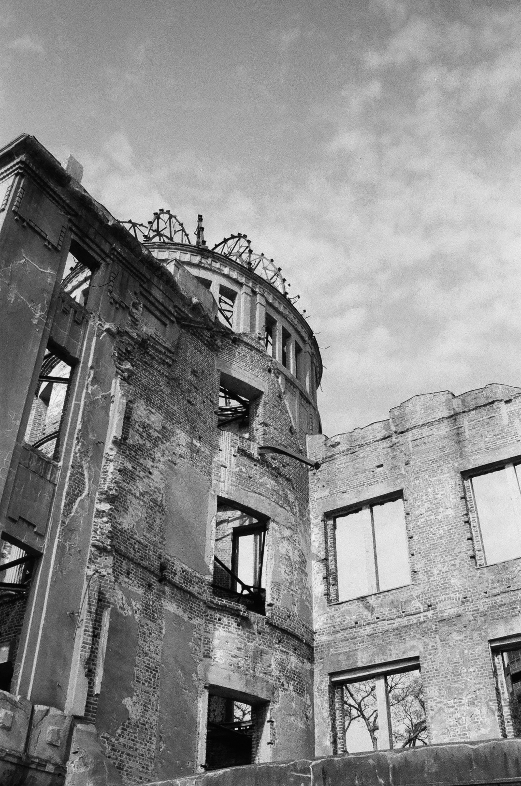 崩れたレンガ造りの建物と朽ちた窓のある廃墟