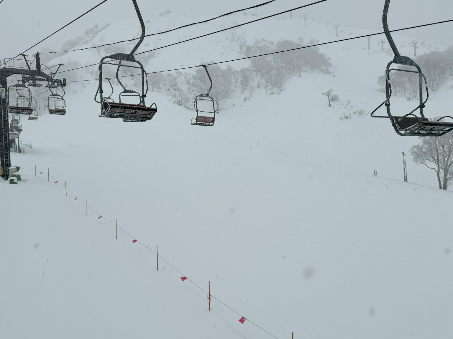 Escena de telesilla cubierta de nieve con un campo de nieve blanca
