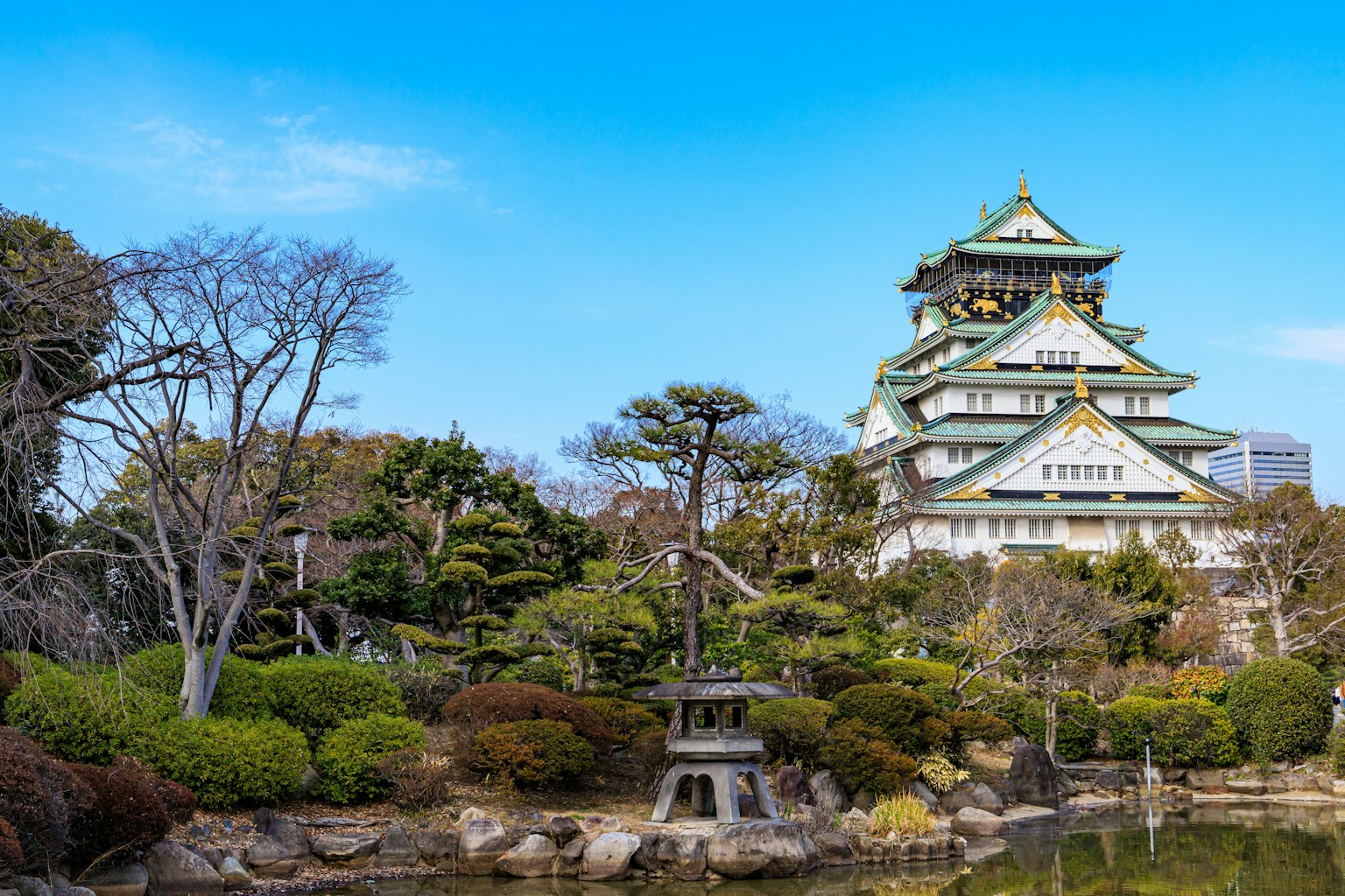 Castillo de Nagoya rodeado de un hermoso jardín bajo un cielo azul claro