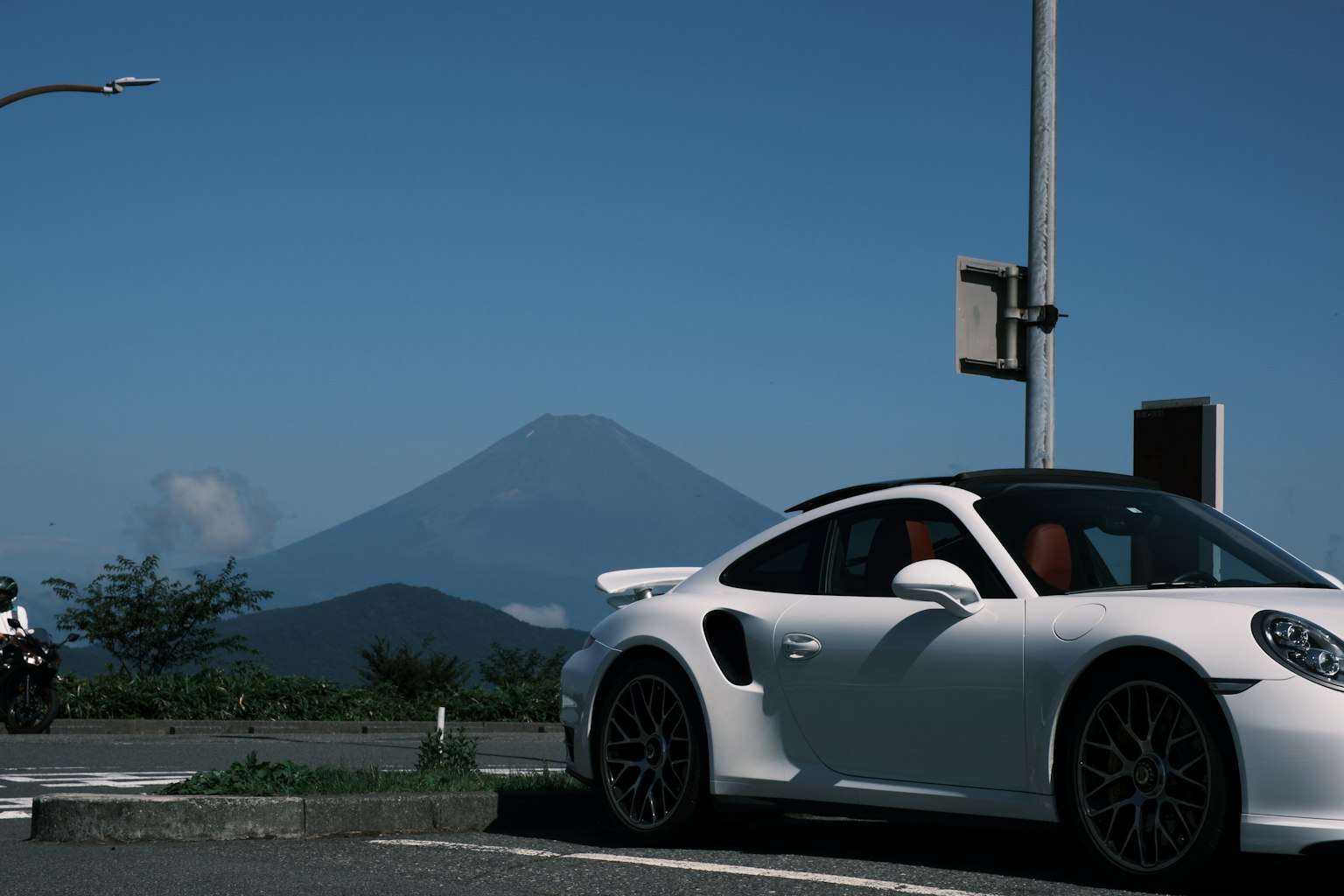Weißer Porsche mit Blick auf den Mount Fuji
