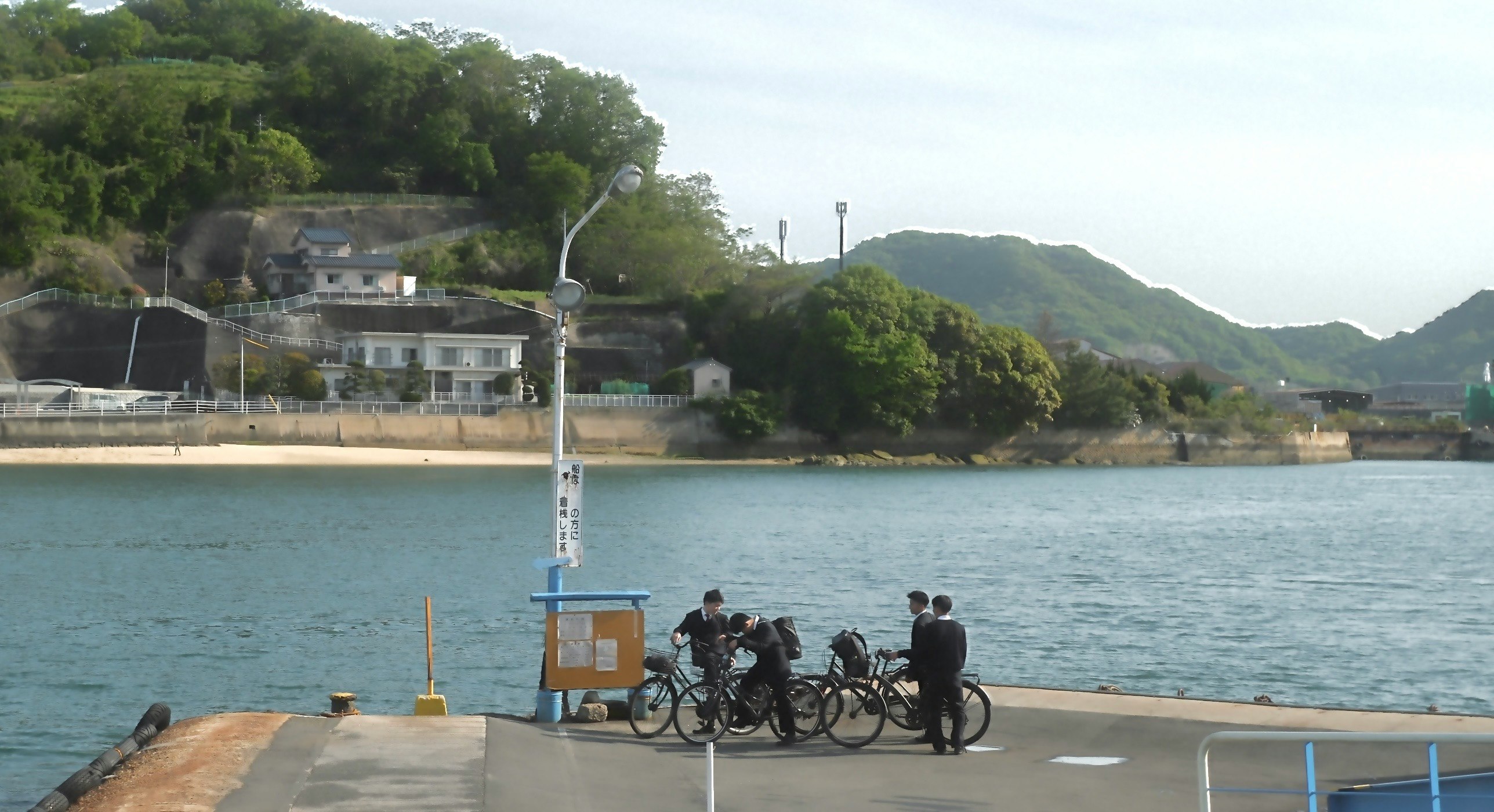 海沿いの遊歩道で自転車が並ぶ風景