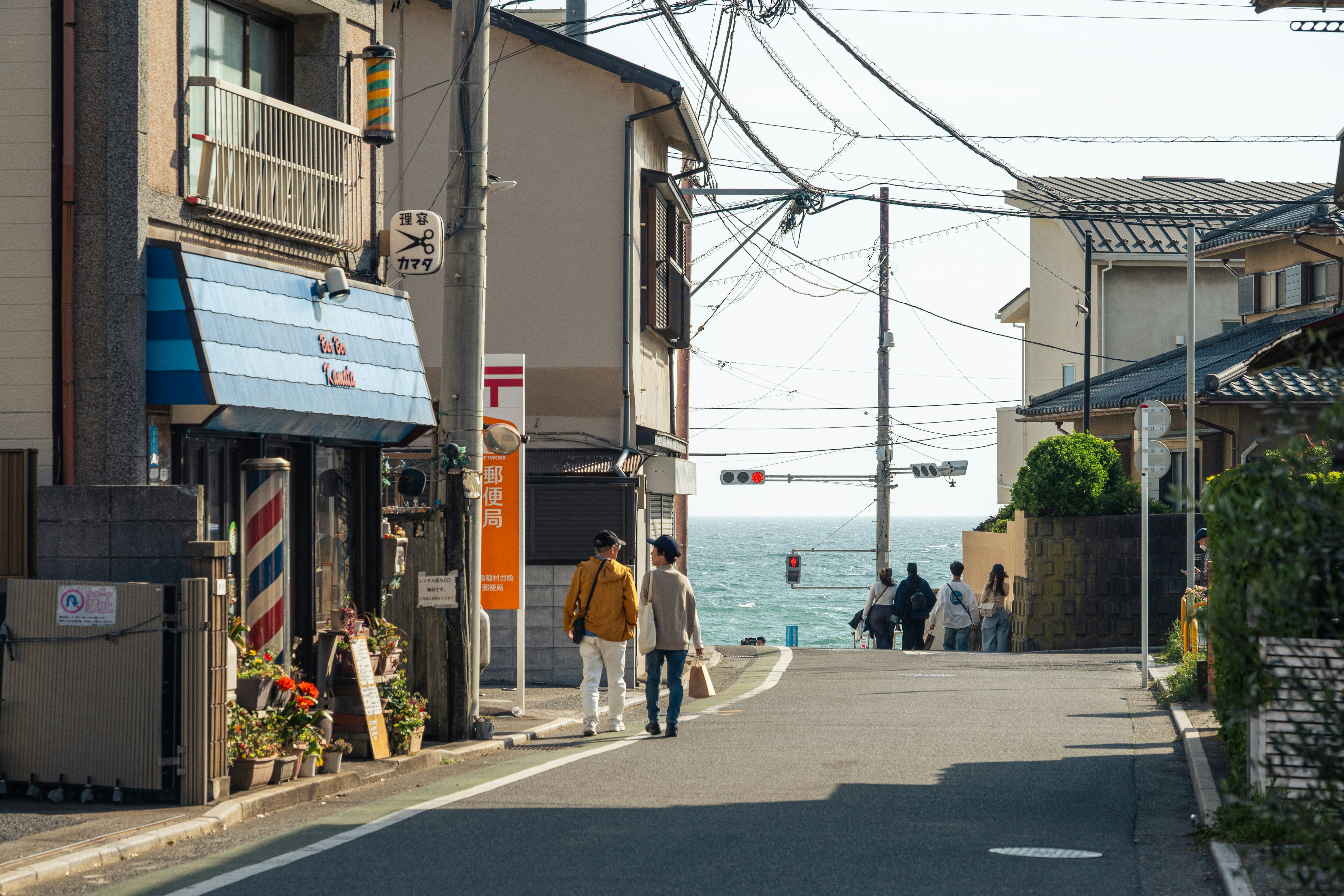 ruelle commerçante avec des personnes qui marchent et des vélos
