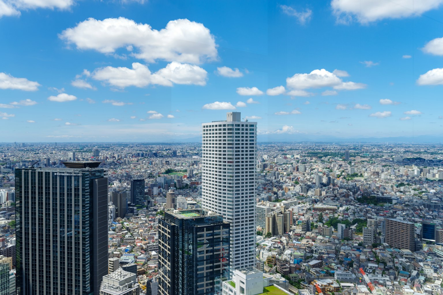 Vista panorámica de una ciudad con rascacielos y cielo azul