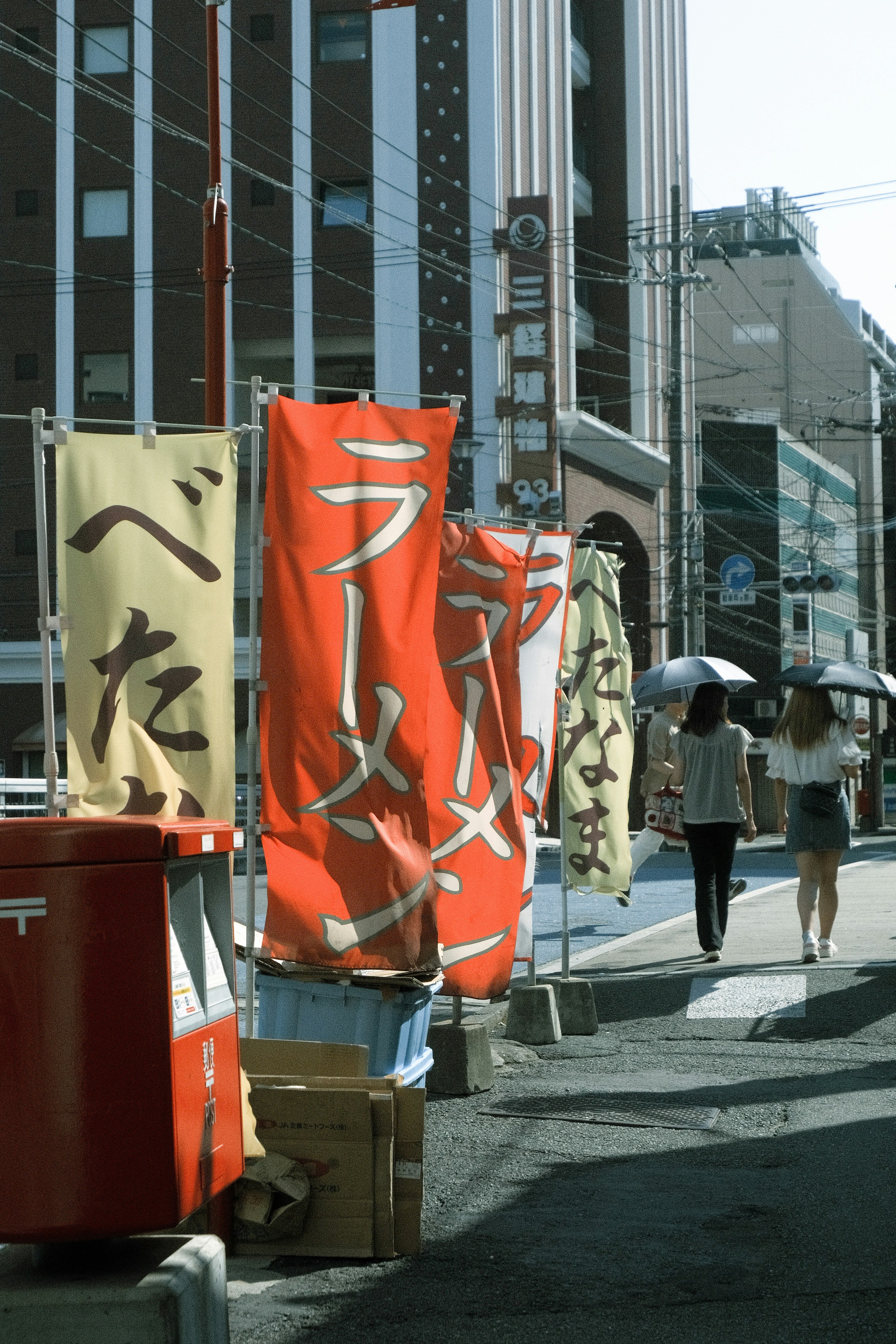 人们在城市斑马线旁经过大型横幅