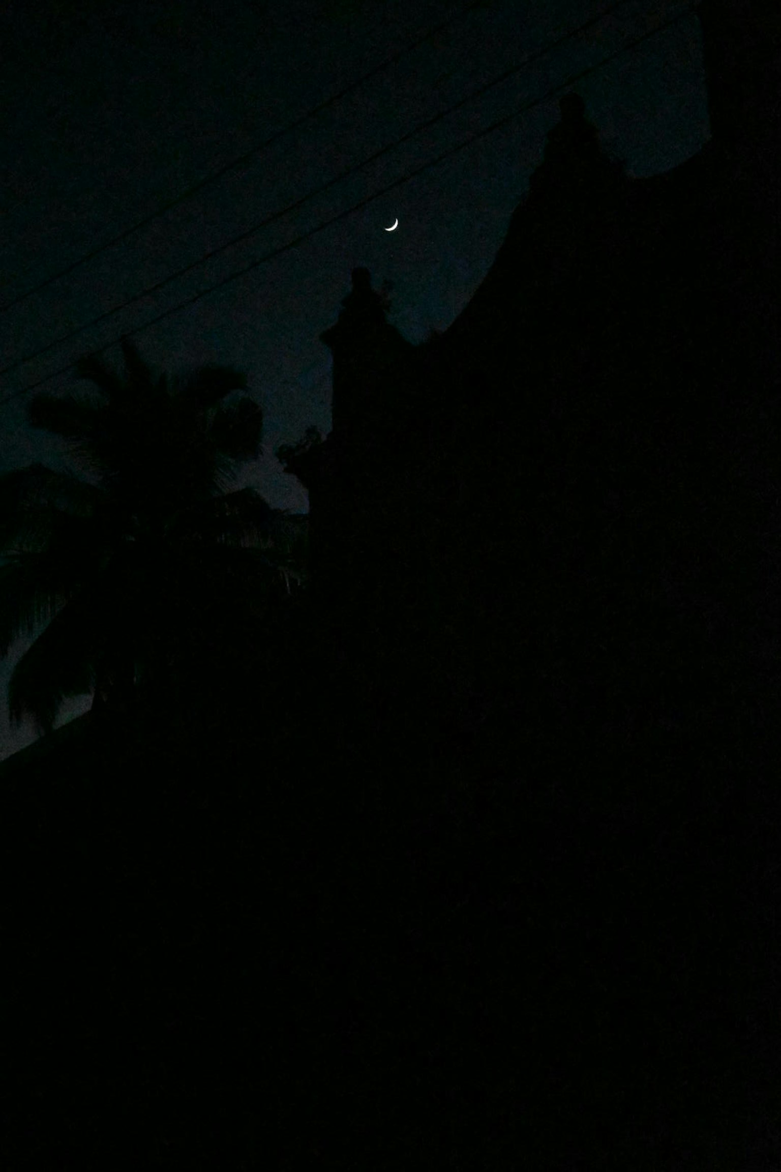 夜空中有新月的建筑轮廓