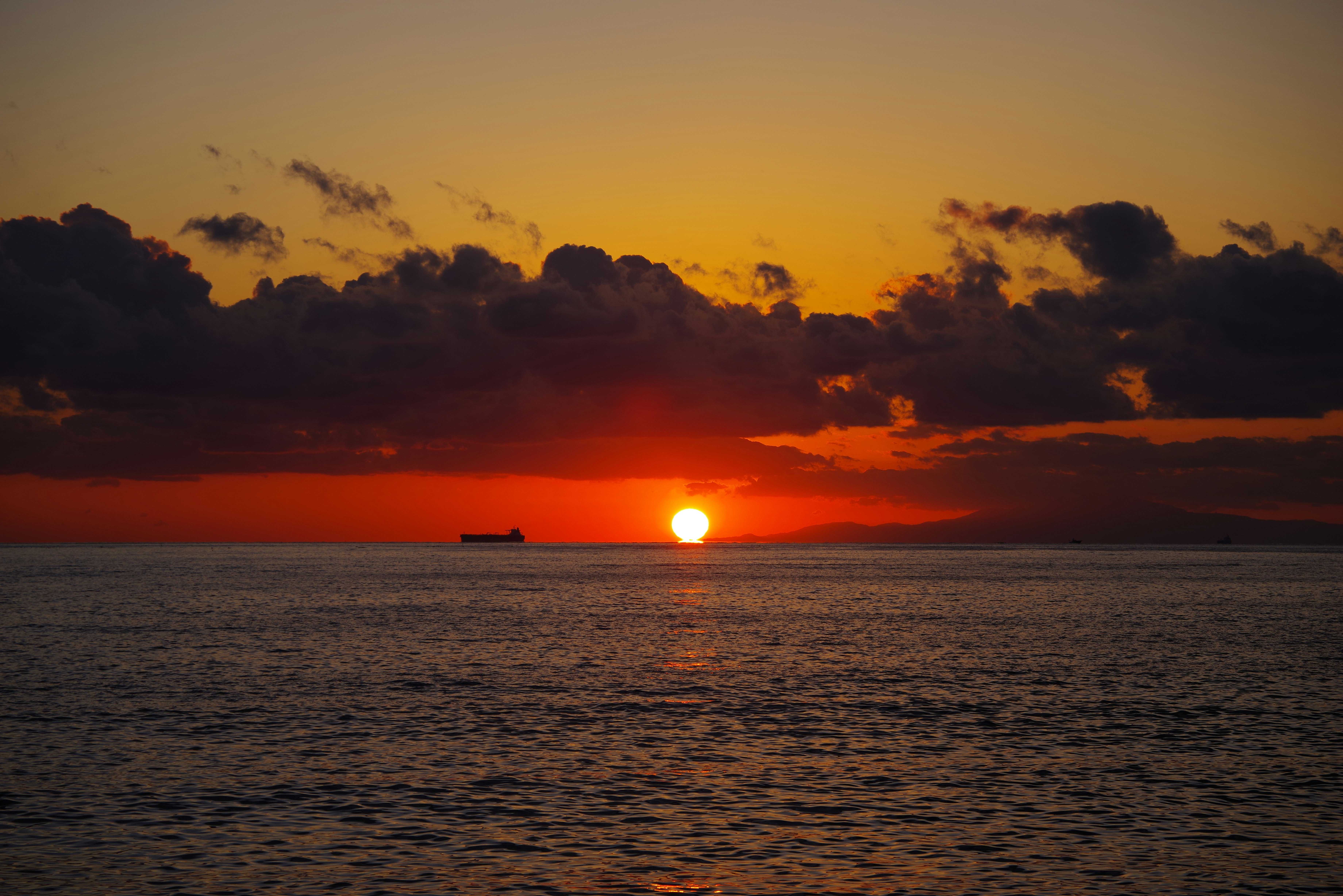 Tramonto sul mare con orizzonte luminoso