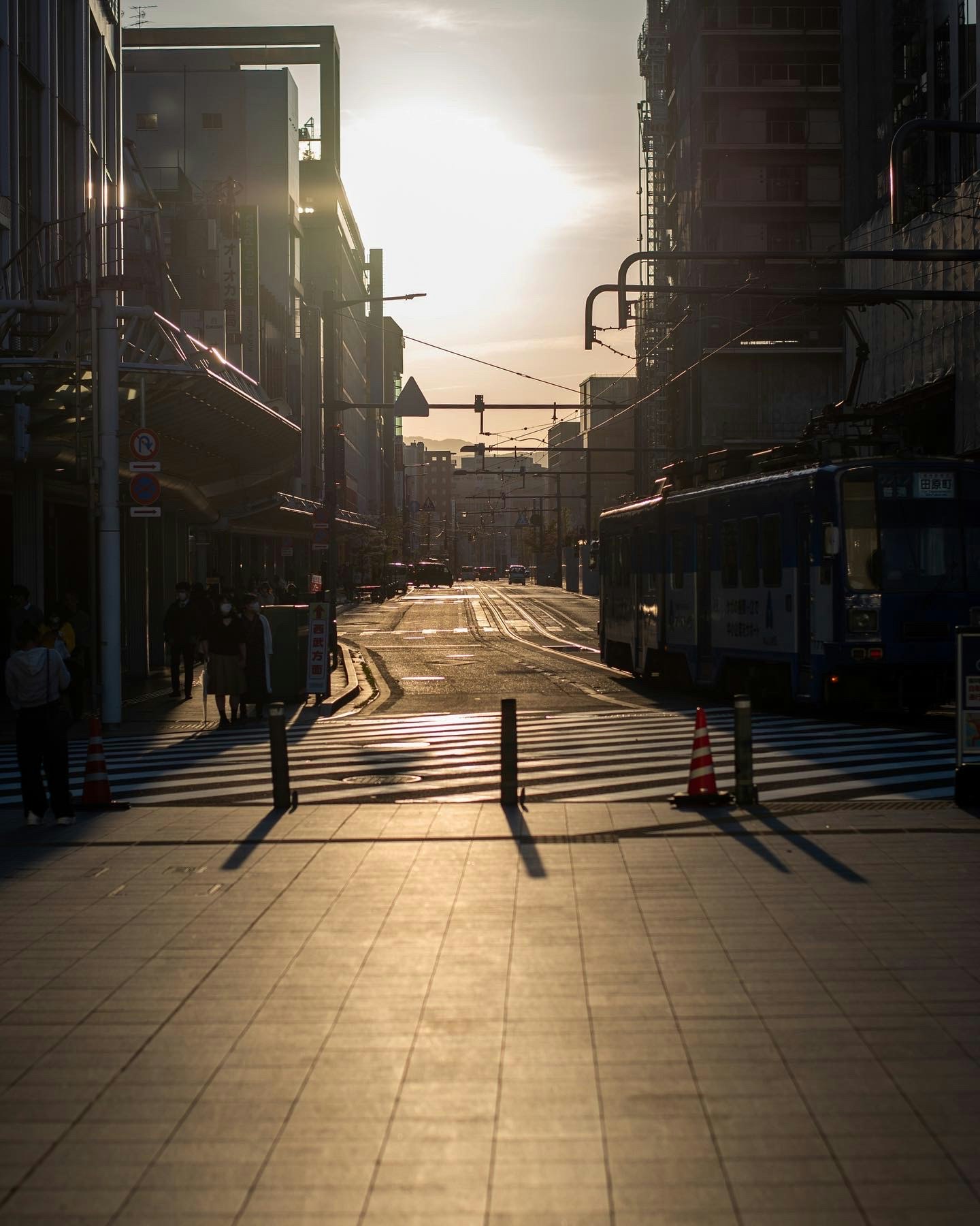 西日が差す狭い路地の街並み