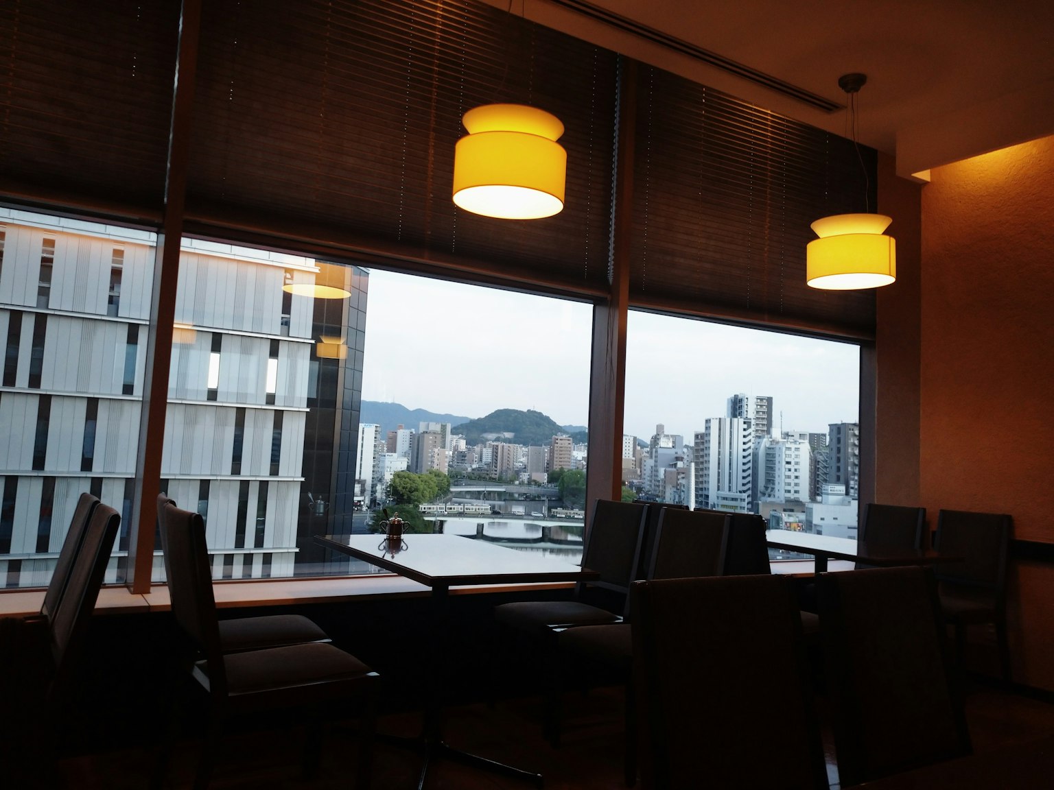 咖啡馆内部明亮的照明和城市景观