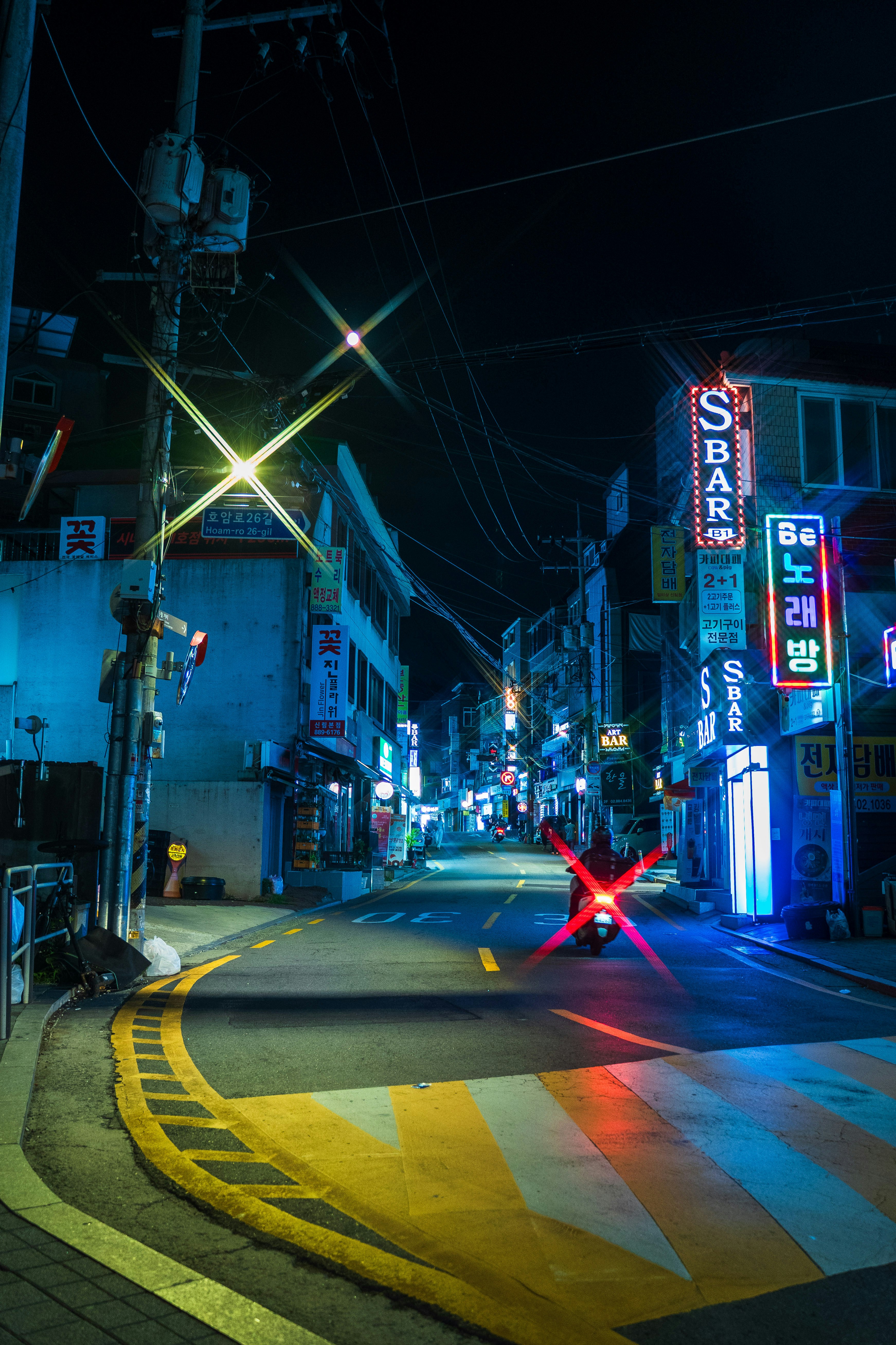 ネオンが照らす夜の路地と横断歩道