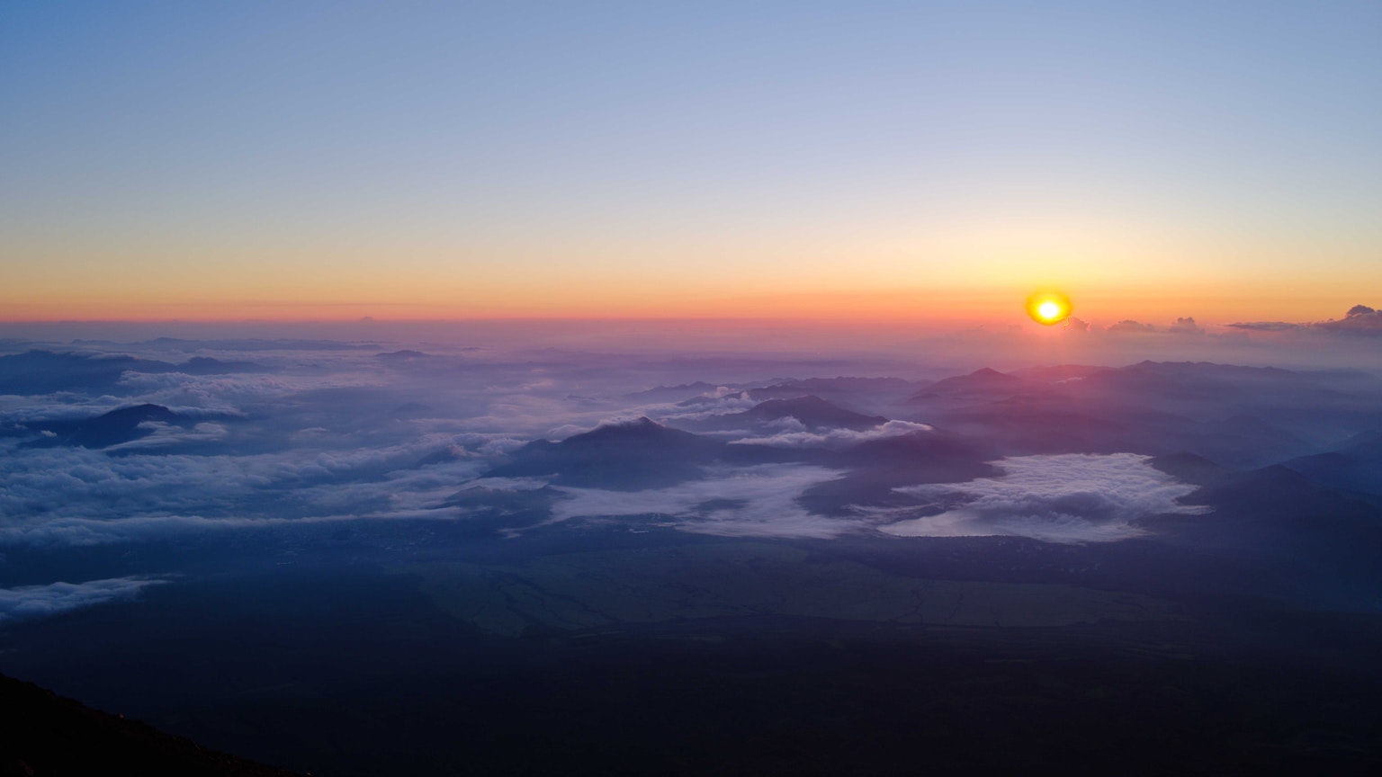 Beeindruckender Sonnenaufgang über einem Wolkenmeer