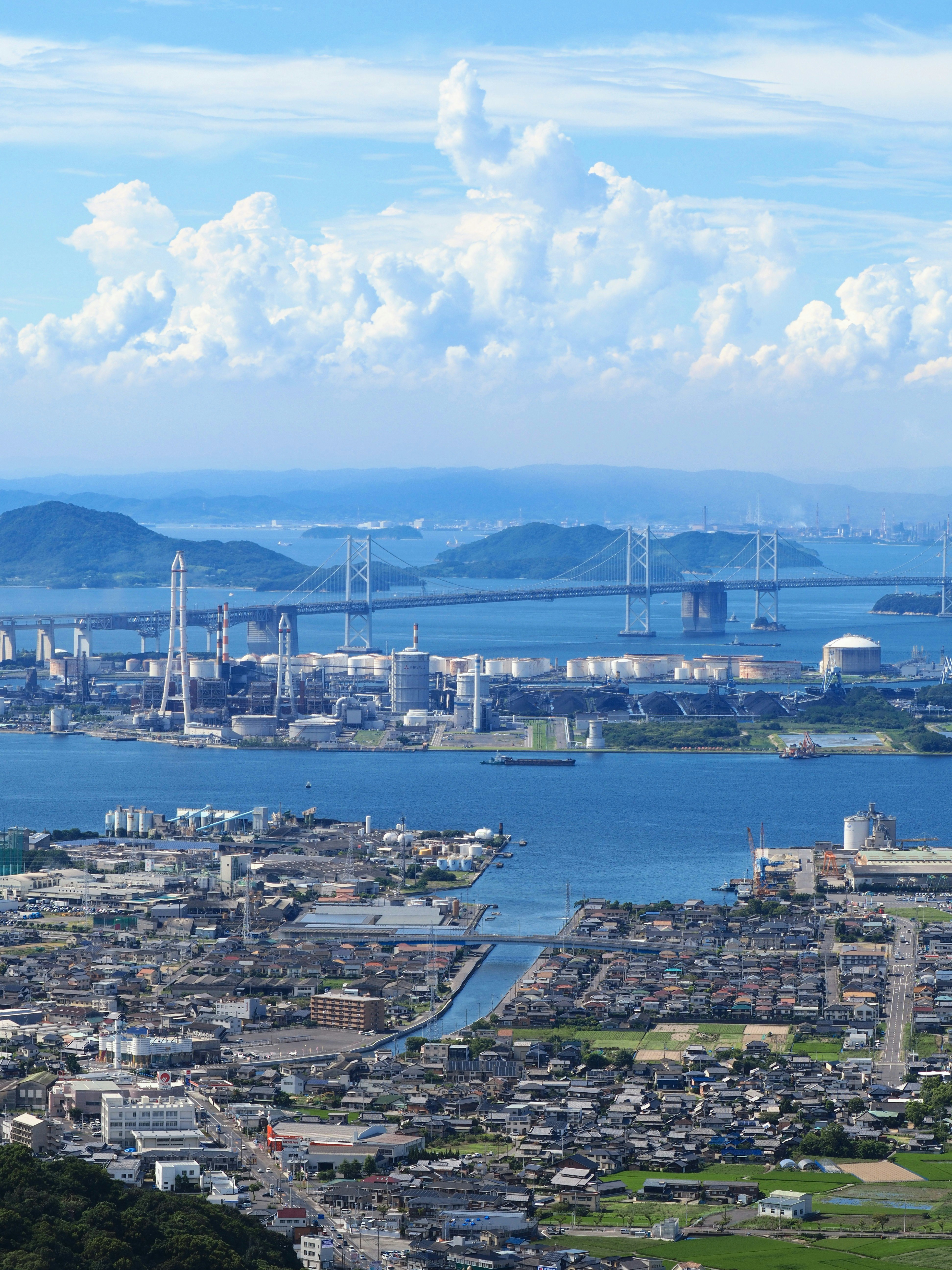 海灣沿岸的工業港口城市景觀