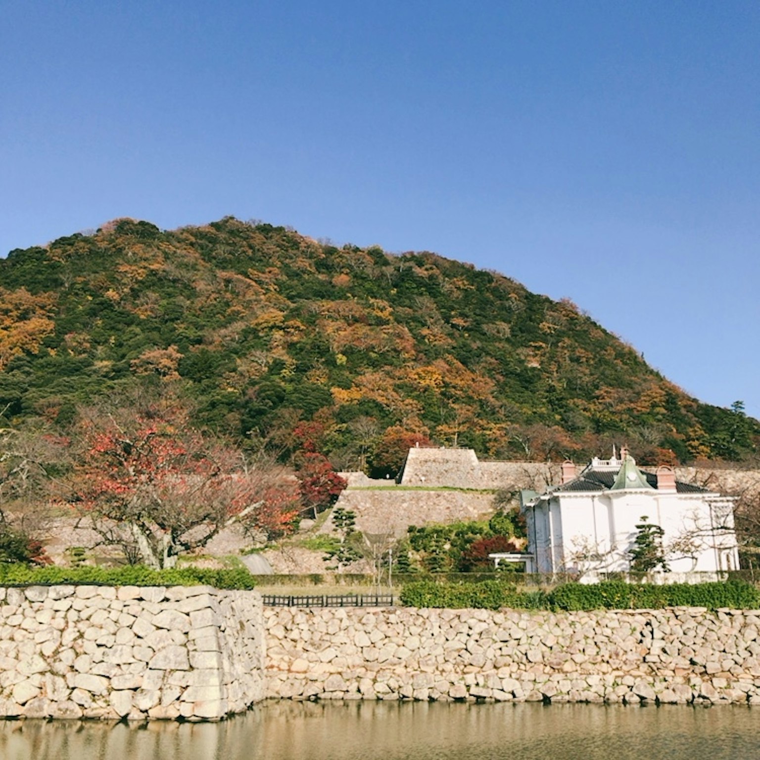 ทิวทัศน์ที่สวยงามมีภูเขาและกำแพงหินประวัติศาสตร์