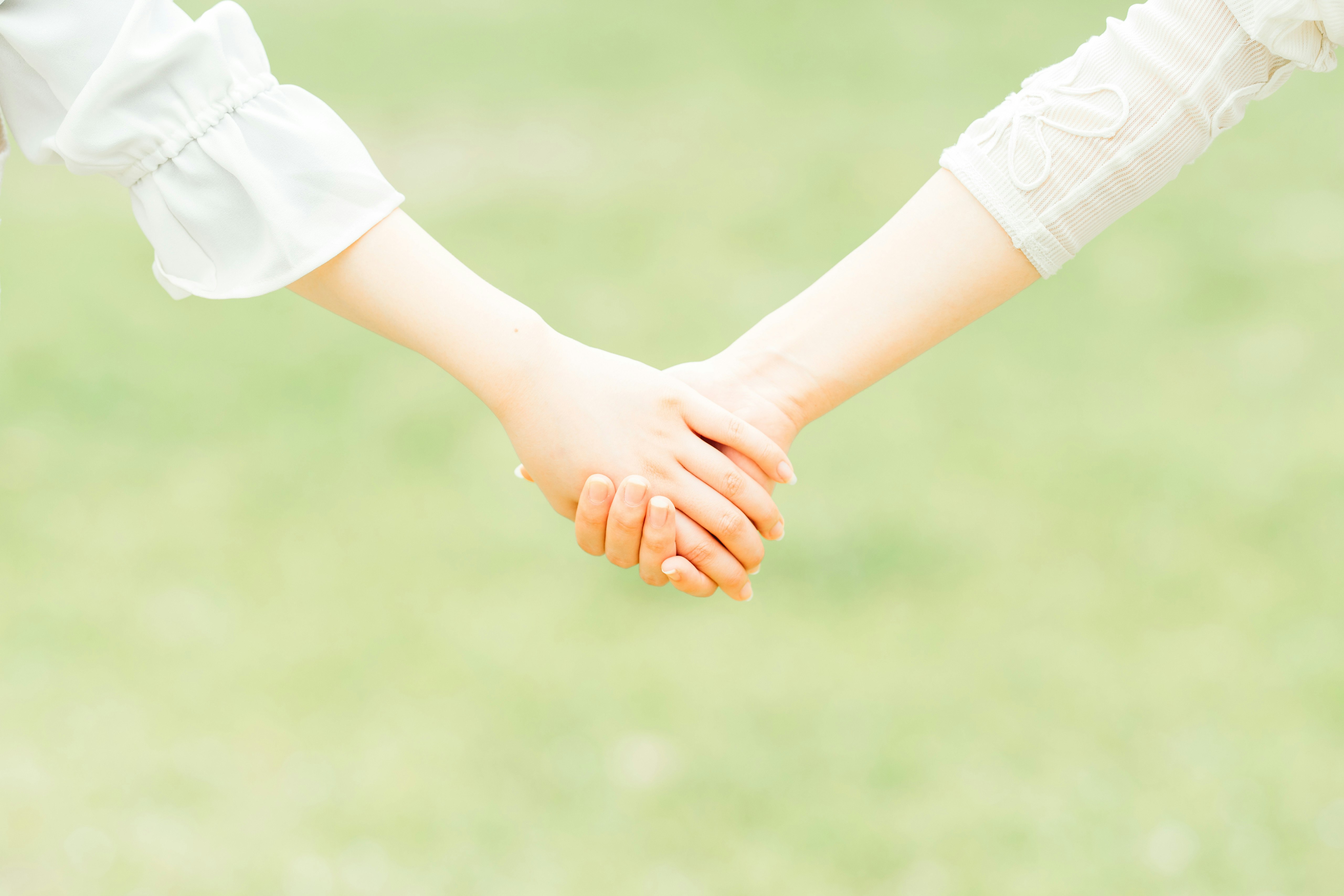 手をつなぐ新しい友達の春の雰囲気