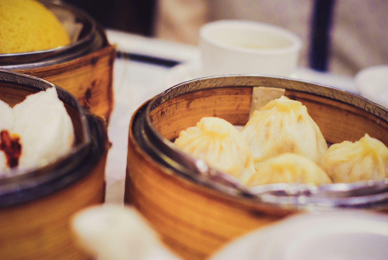 Close-up dim sum lezat dalam kukusan bambu