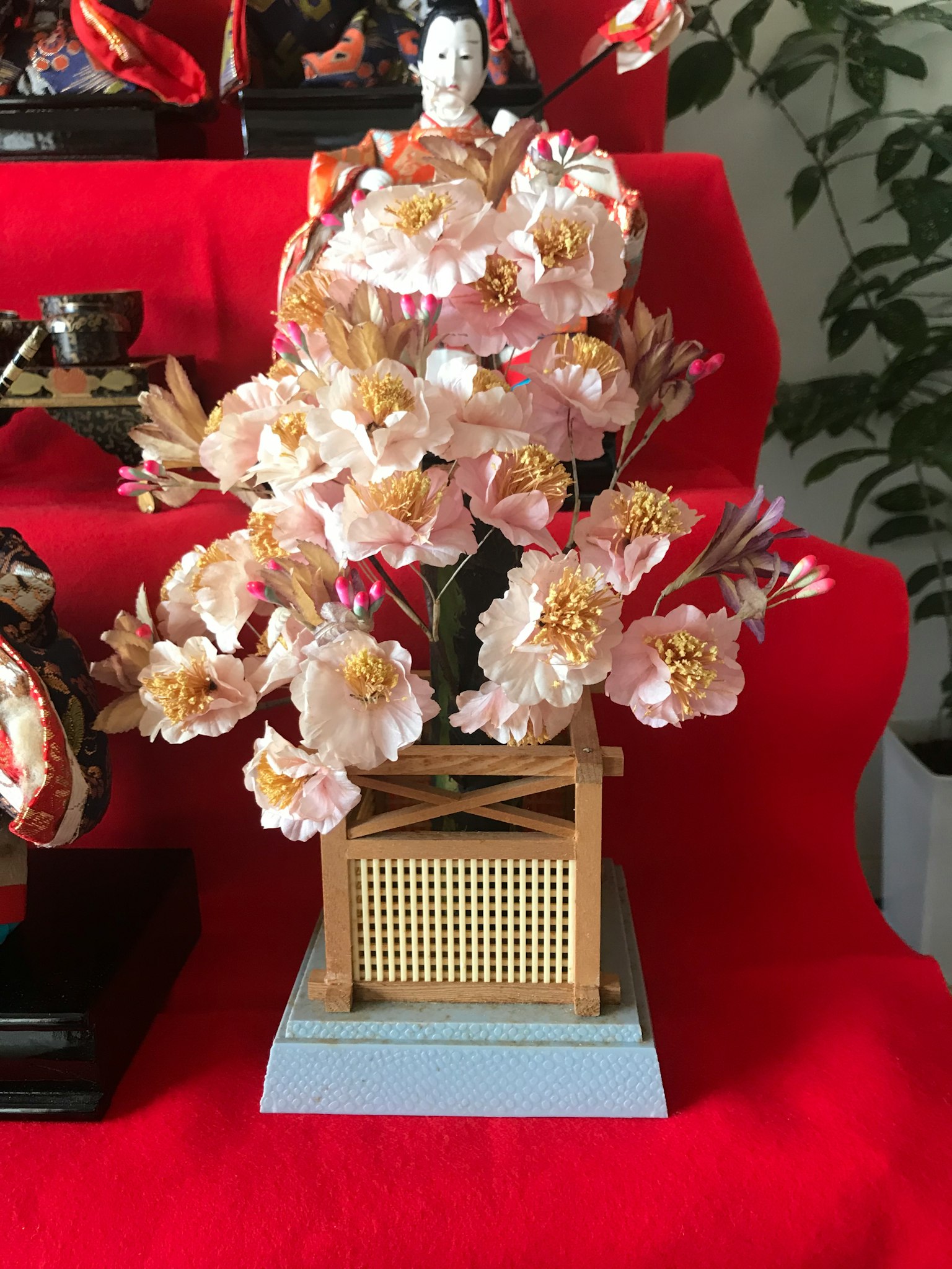 传统日本花卉装饰，粉色花朵在装饰性花瓶中
