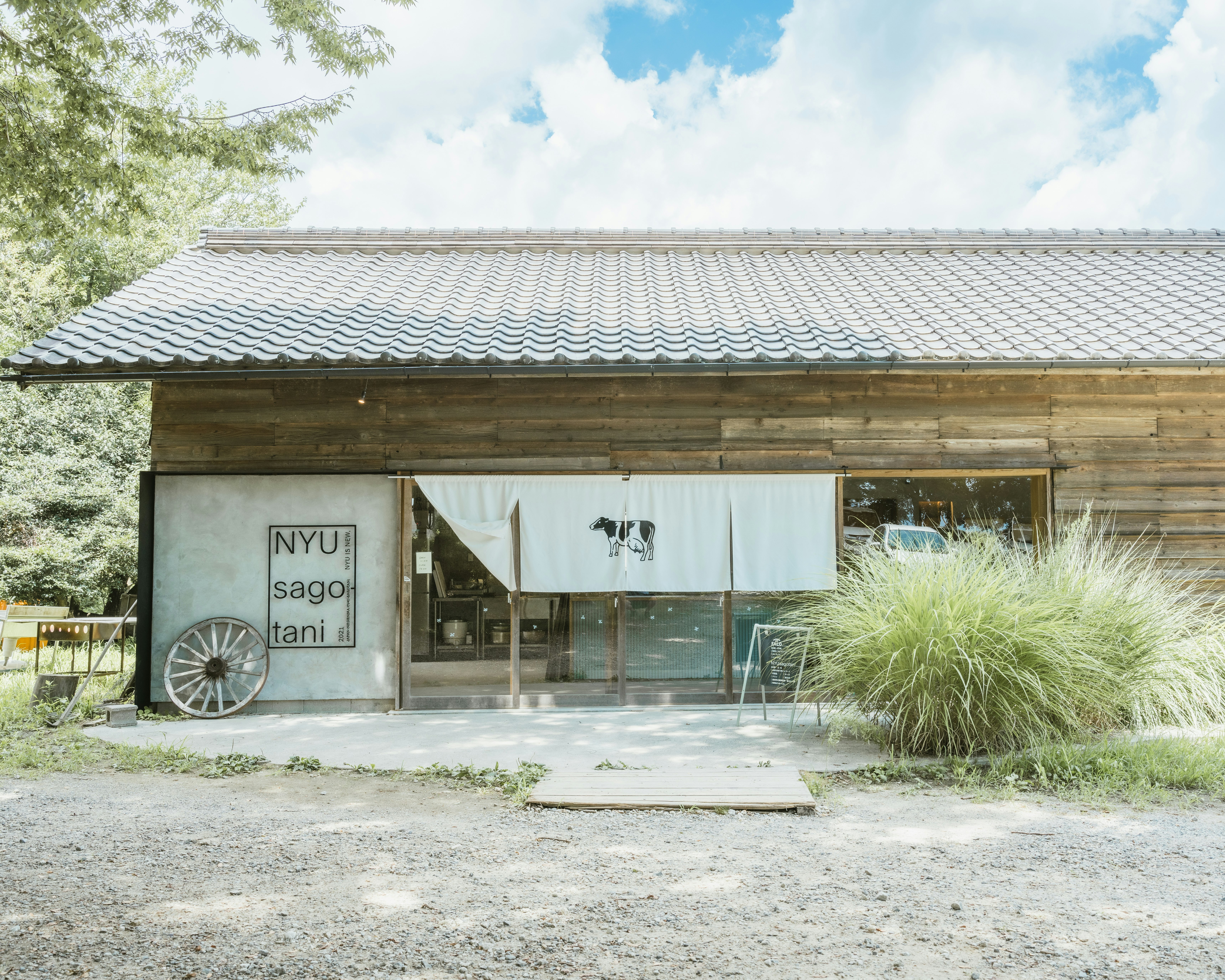 砂谷牧場の木造店舗と看板のある農場風景