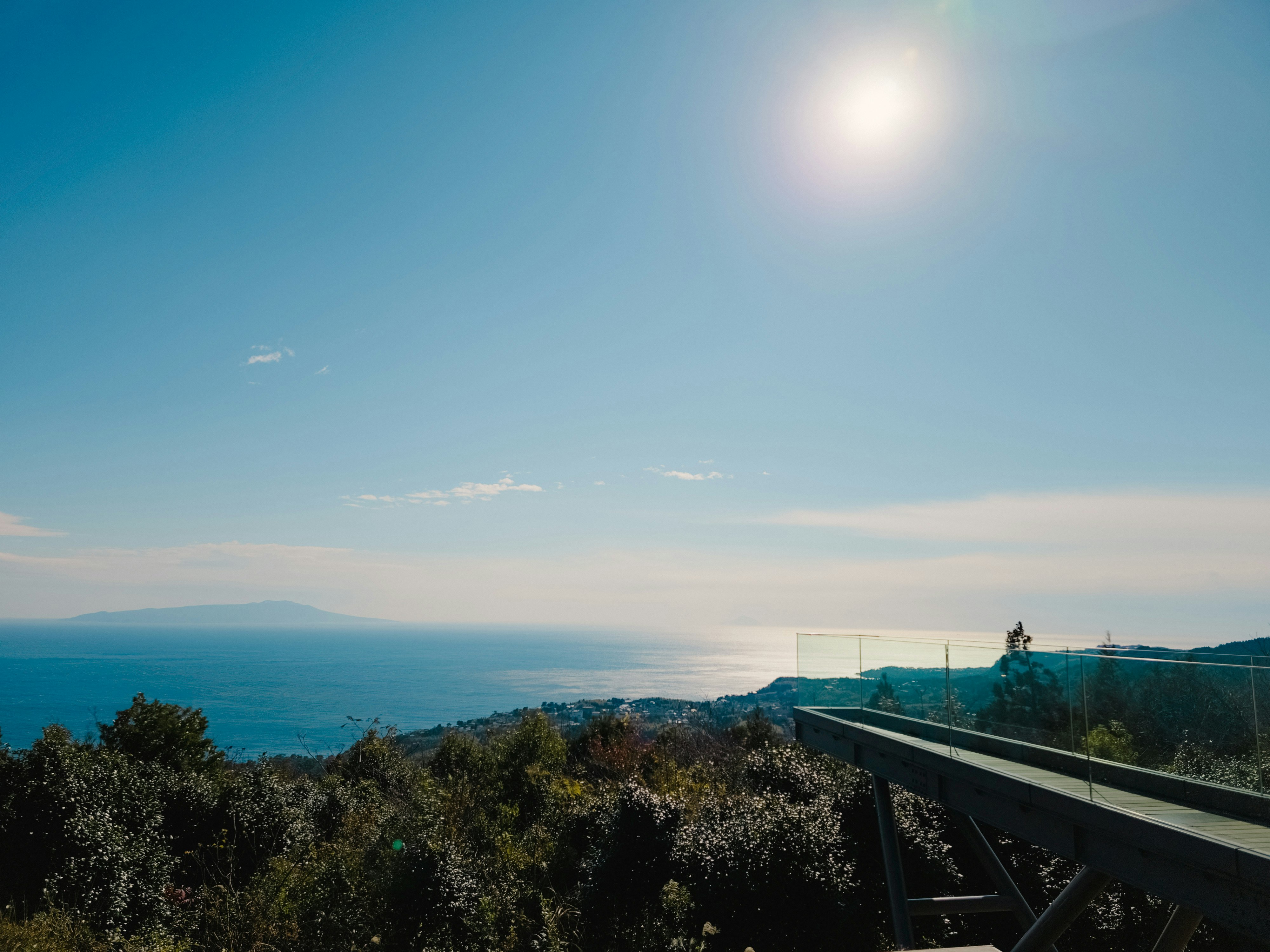 Blick vom Omuroyama über das Meer und die Bergkämme von Izu