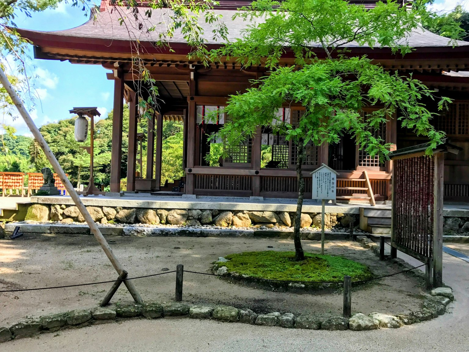 Hermoso exterior de un templo japonés rodeado de árboles verdes