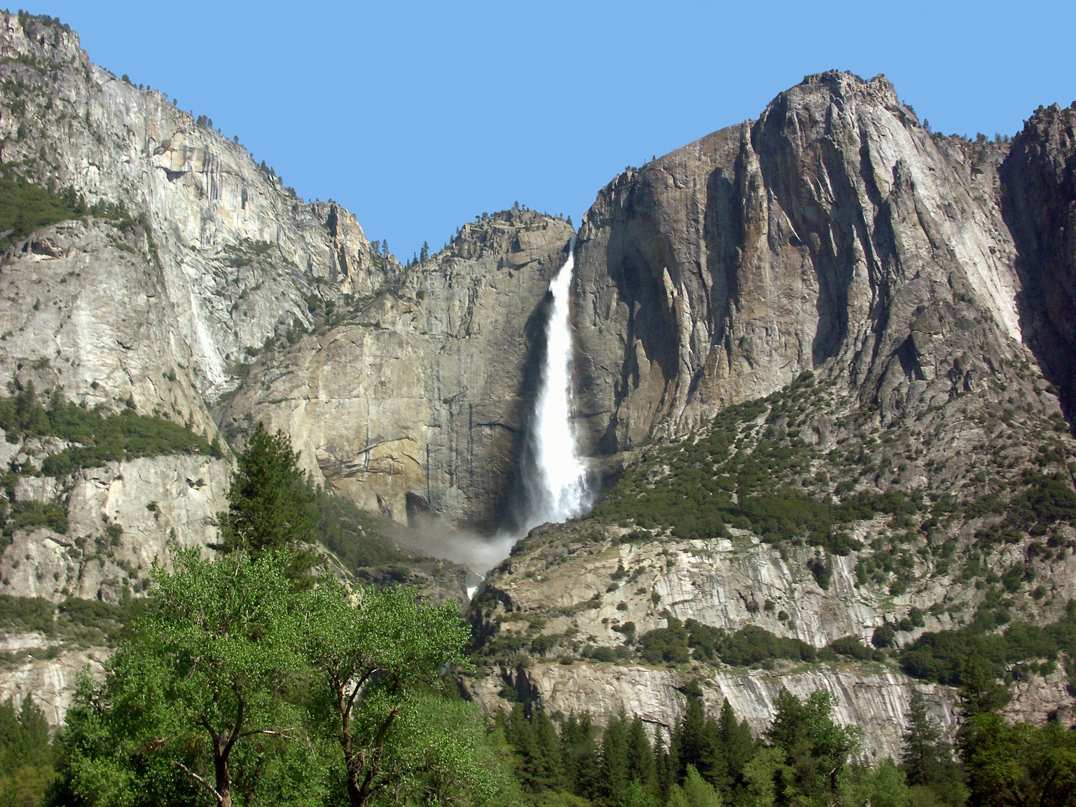 Cảnh đẹp của thác nước trong Vườn Quốc gia Yosemite được bao quanh bởi những ngọn núi đá